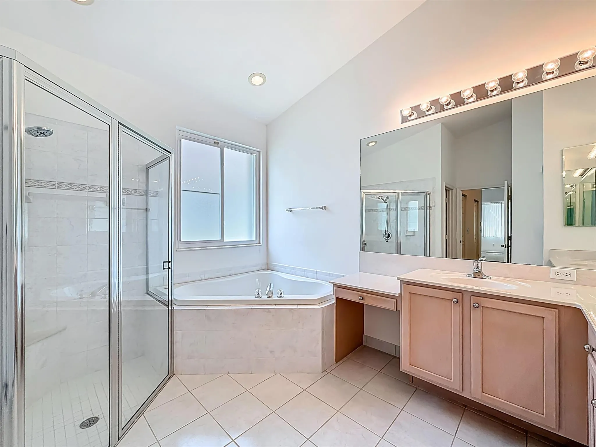 5802 N San Andros