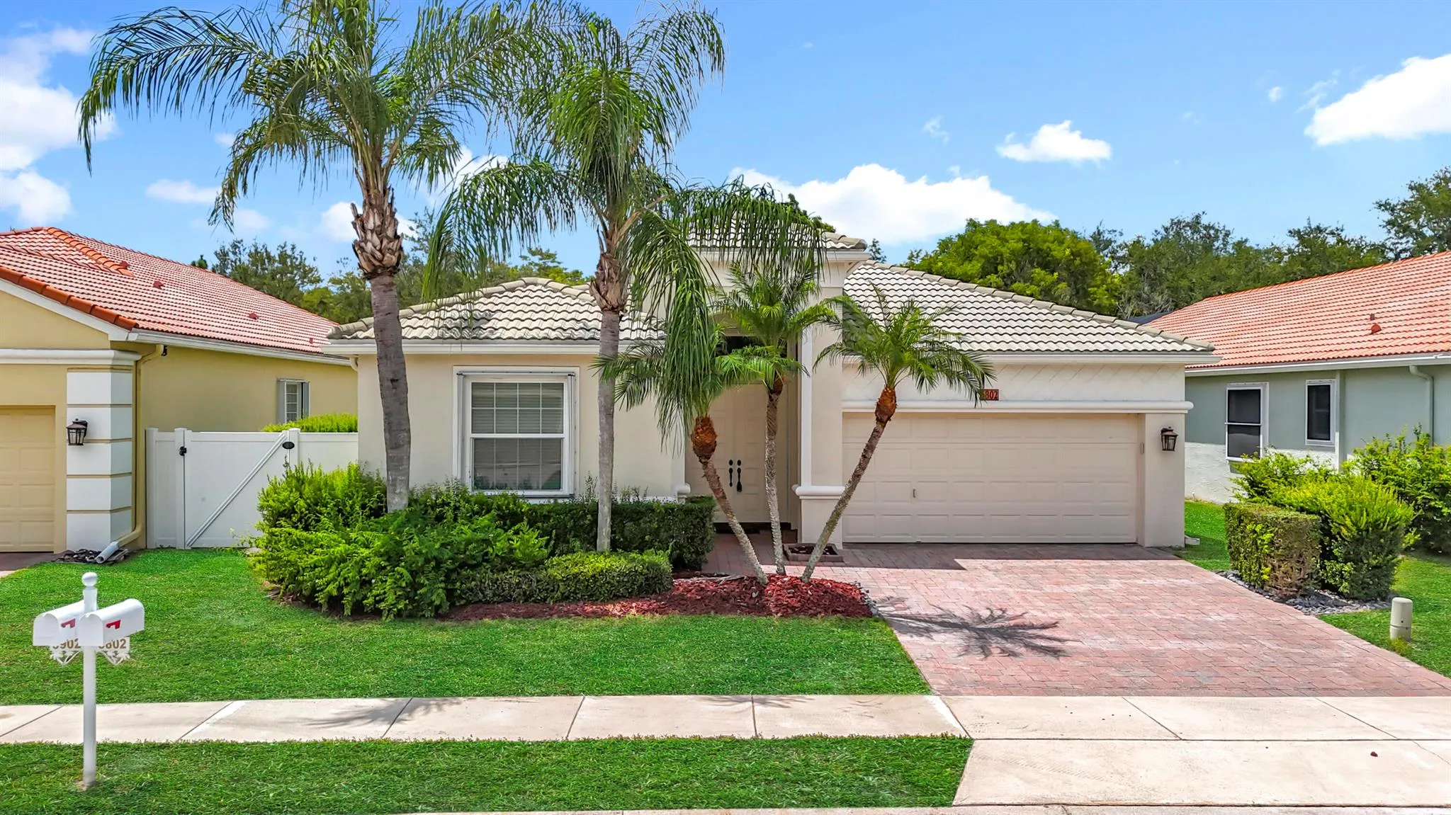 5802 N San Andros