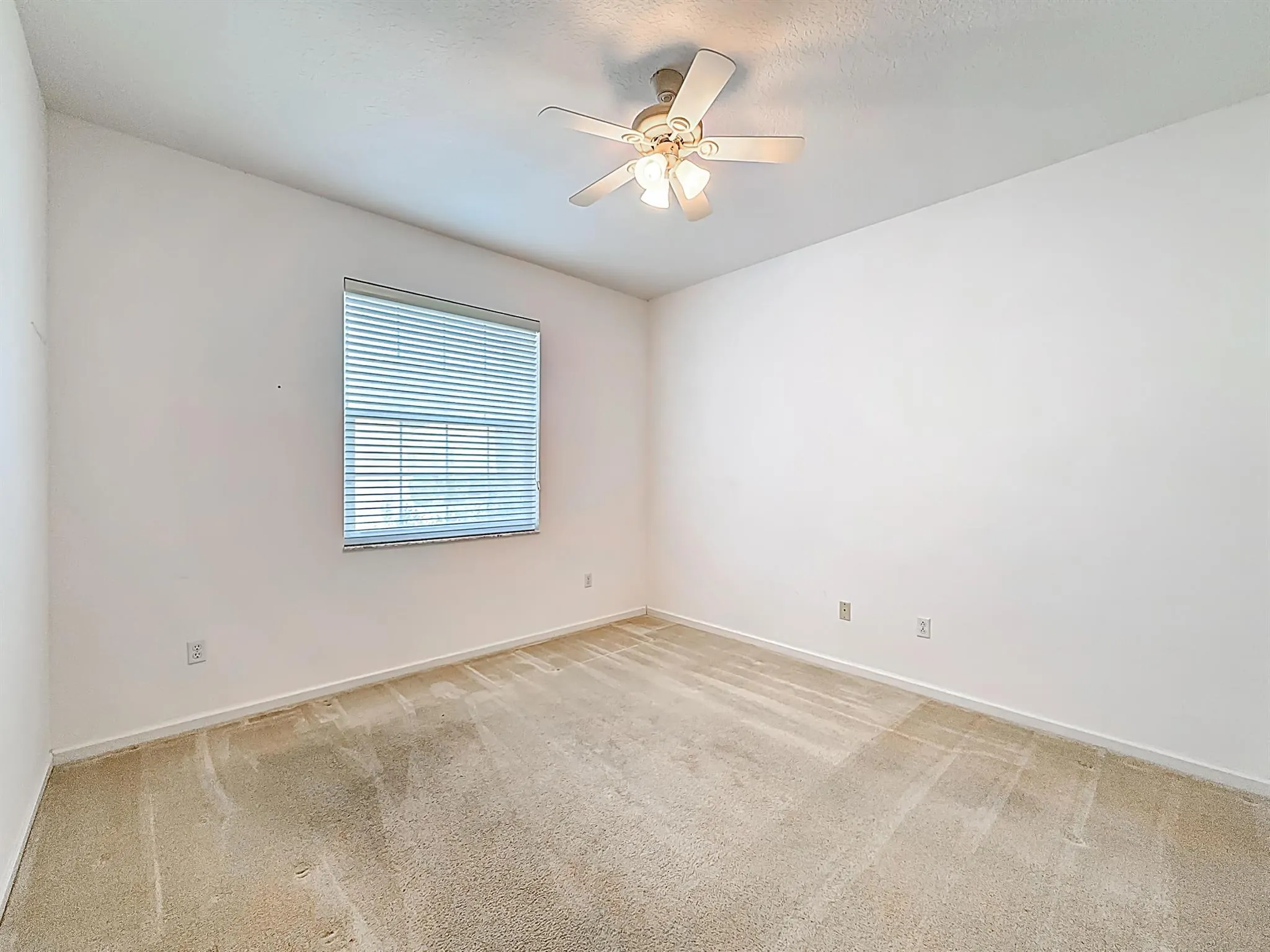 5802 N San Andros