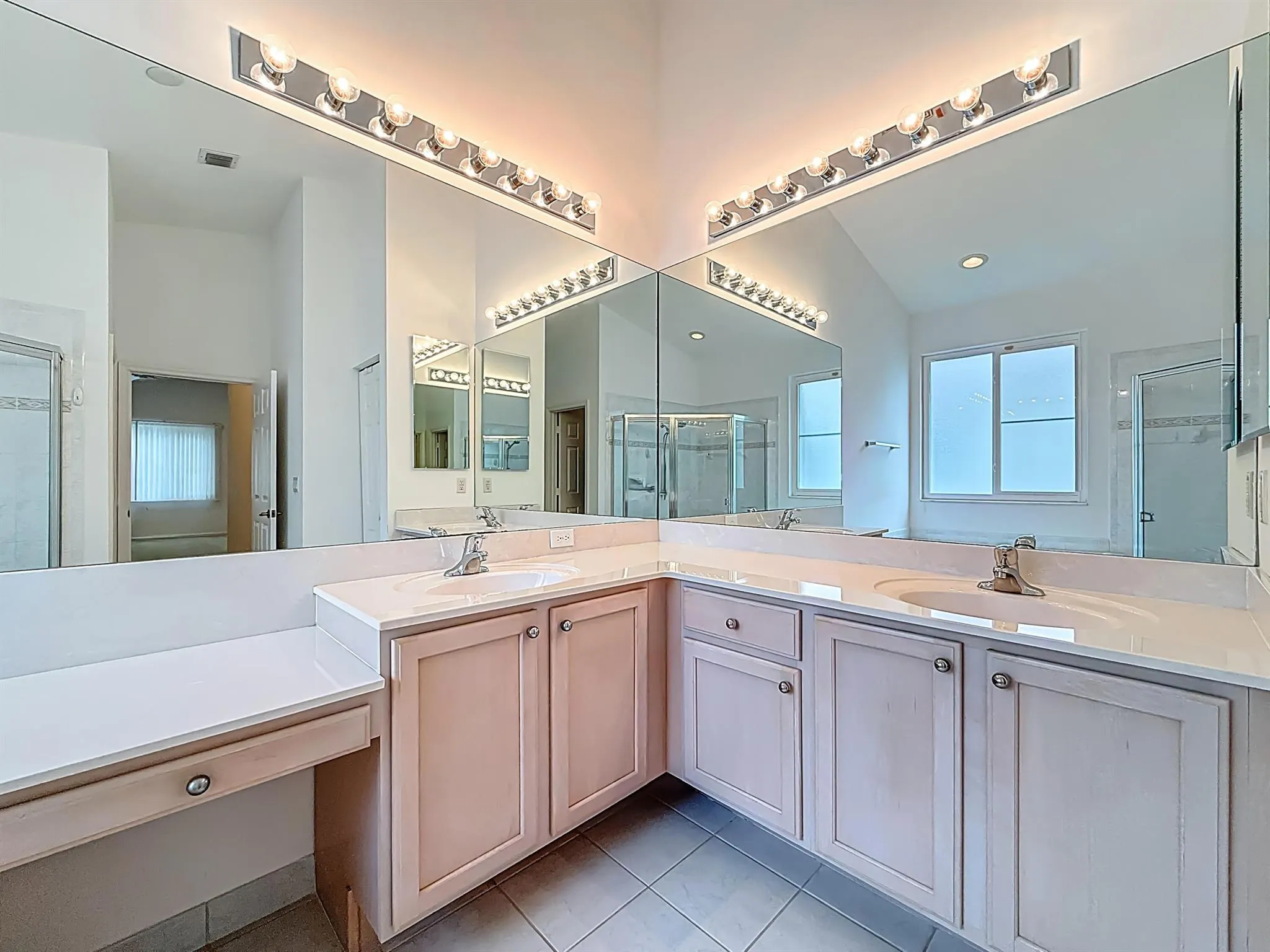 5802 N San Andros