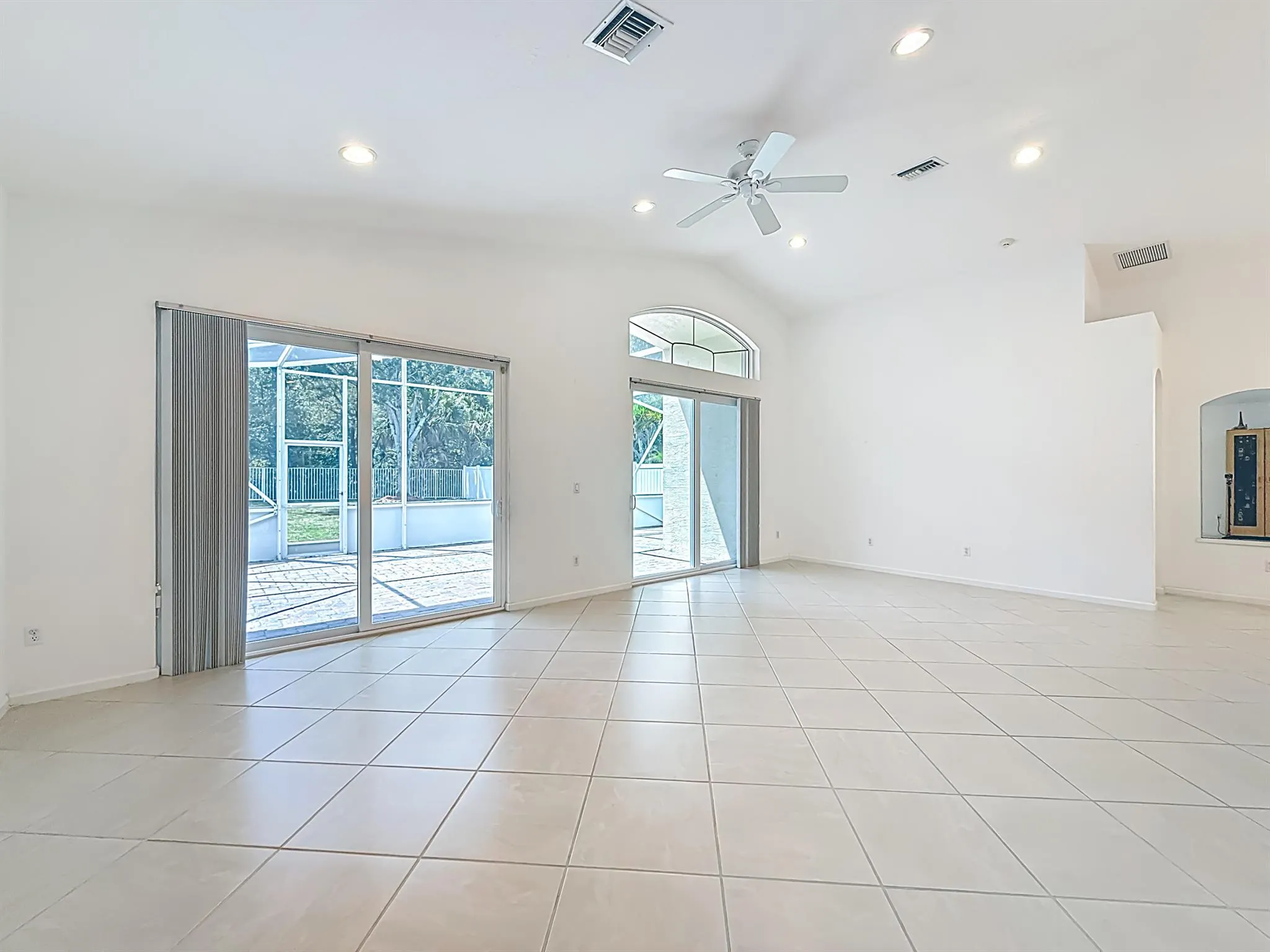 5802 N San Andros