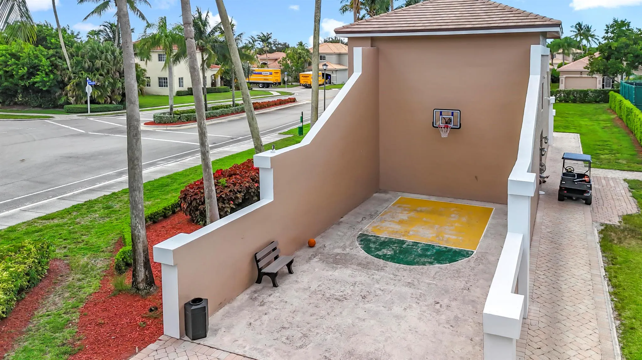 5802 N San Andros