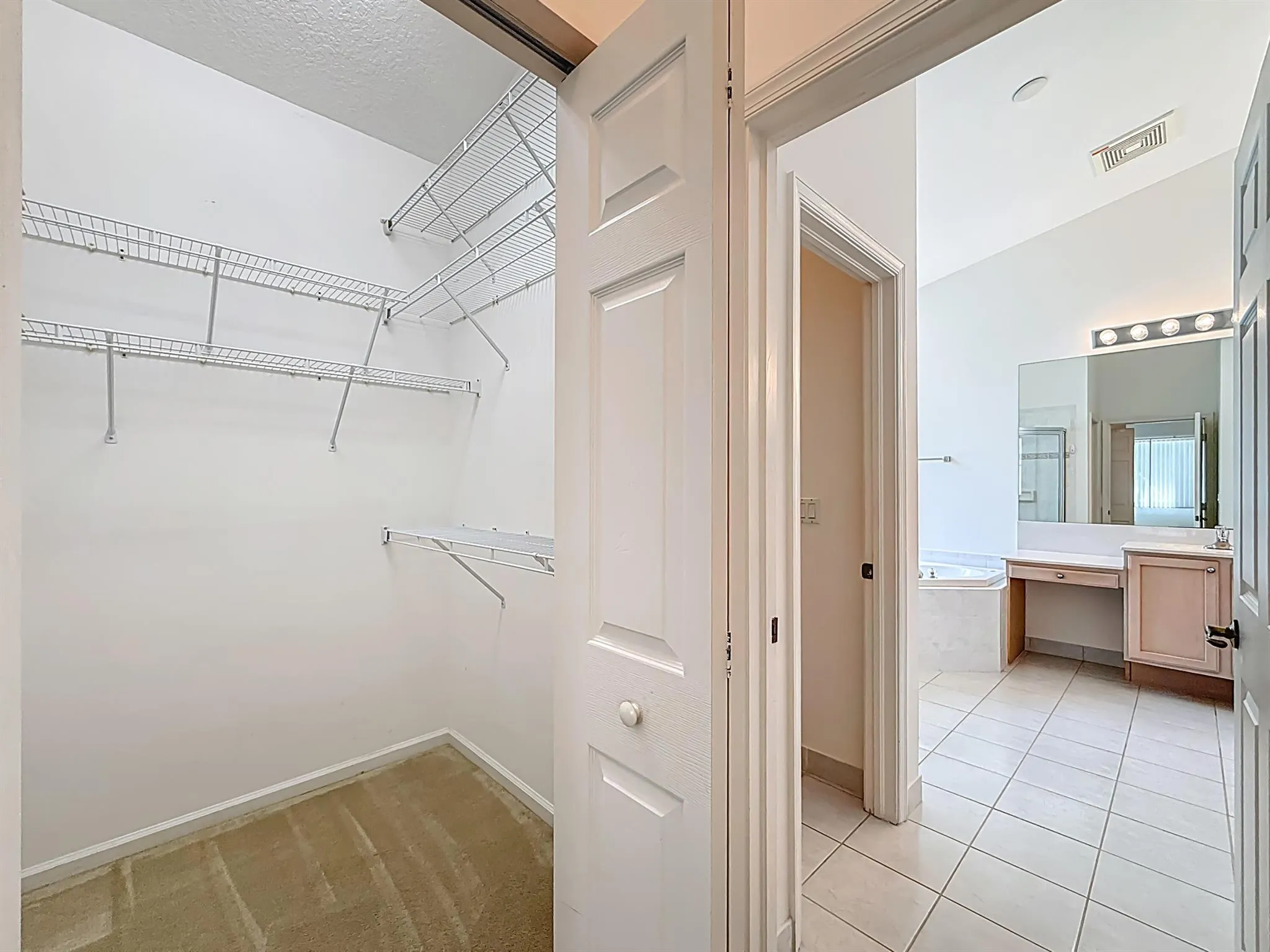 5802 N San Andros