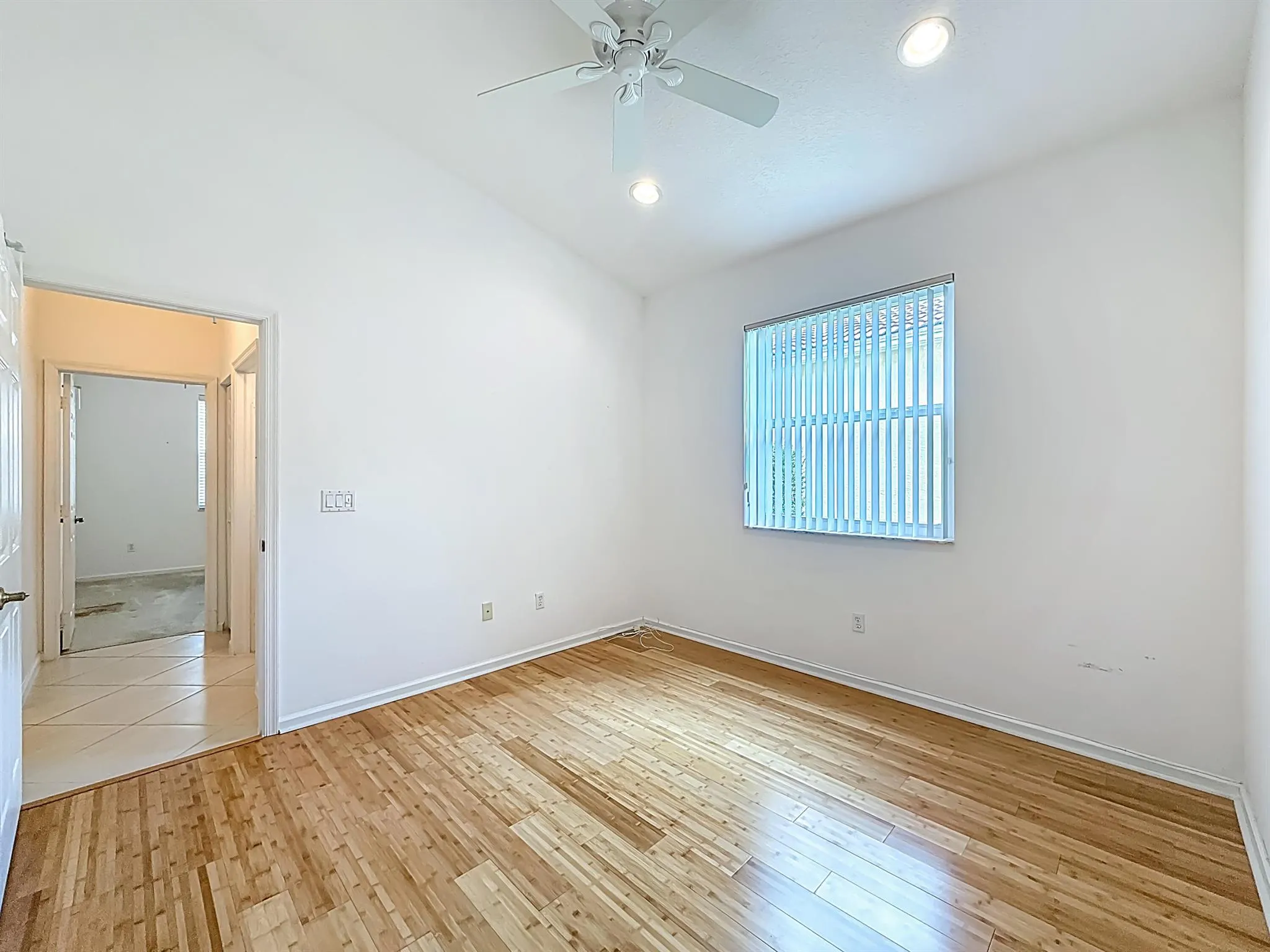 5802 N San Andros