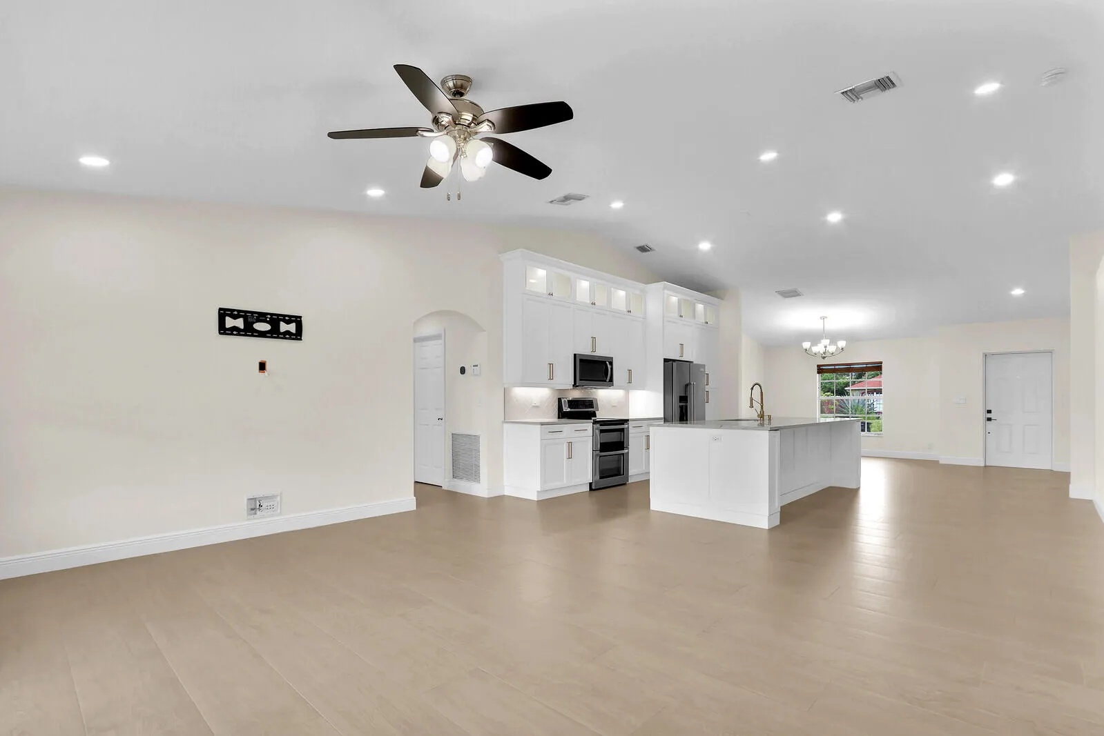 183 SW Ladybug Drive