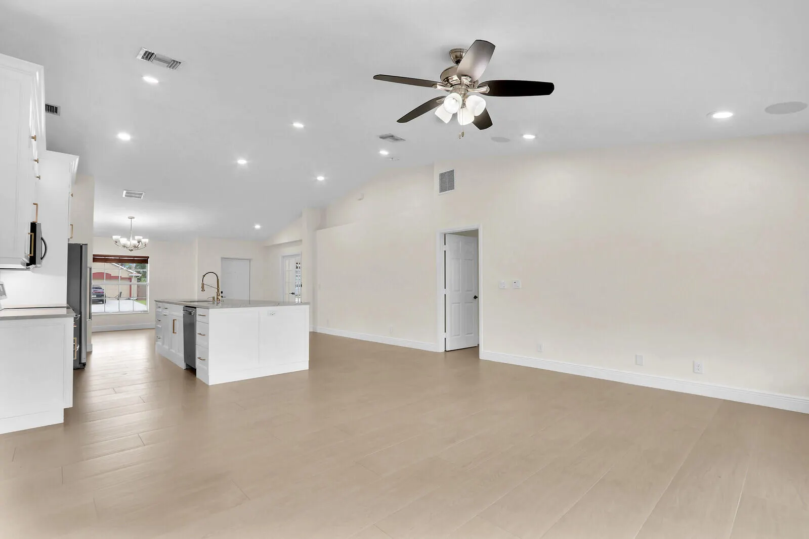 183 SW Ladybug Drive