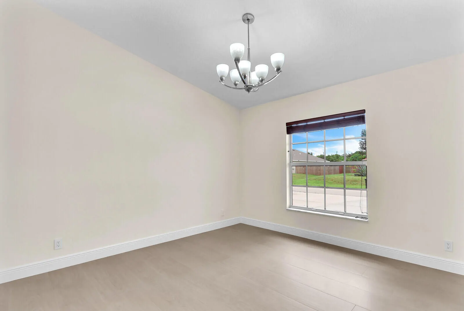 183 SW Ladybug Drive