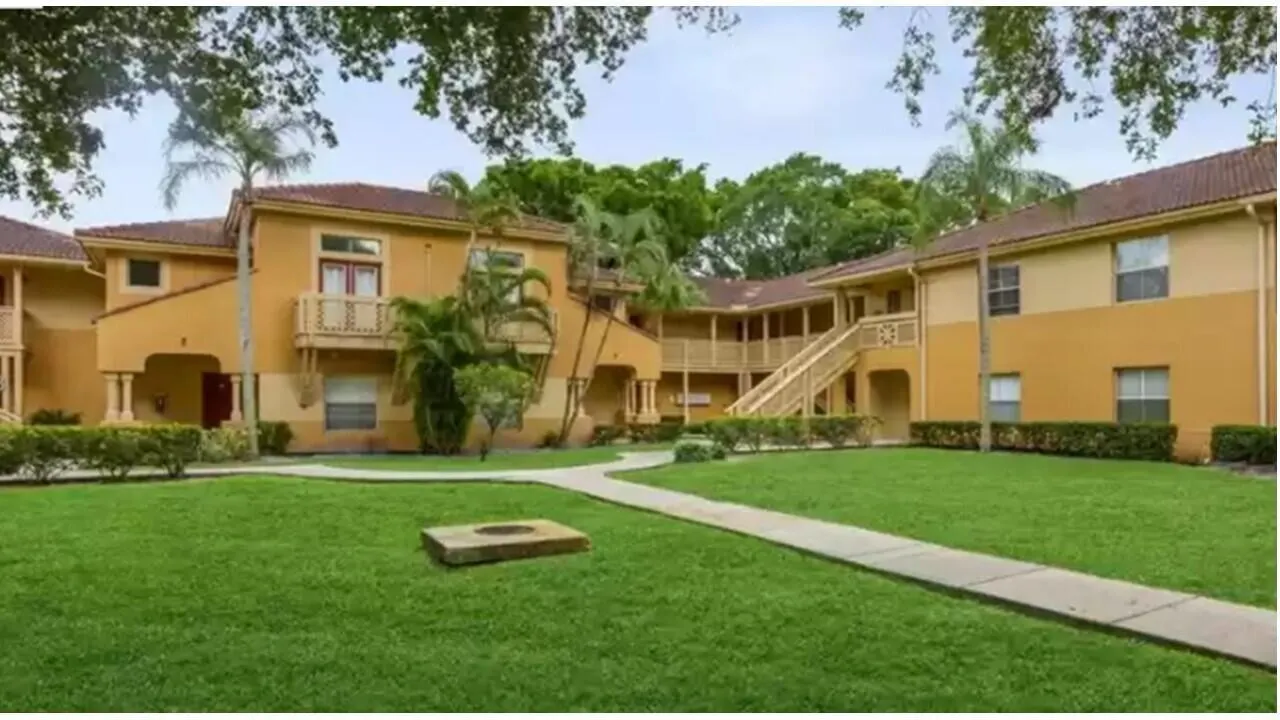 4783 Via Palm Lake, #122