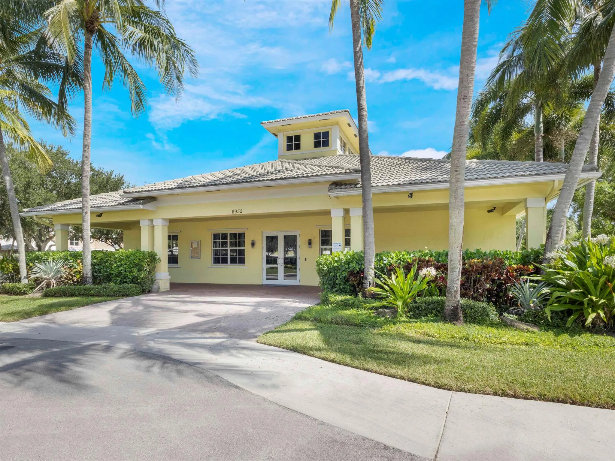 6821 Hendry Drive