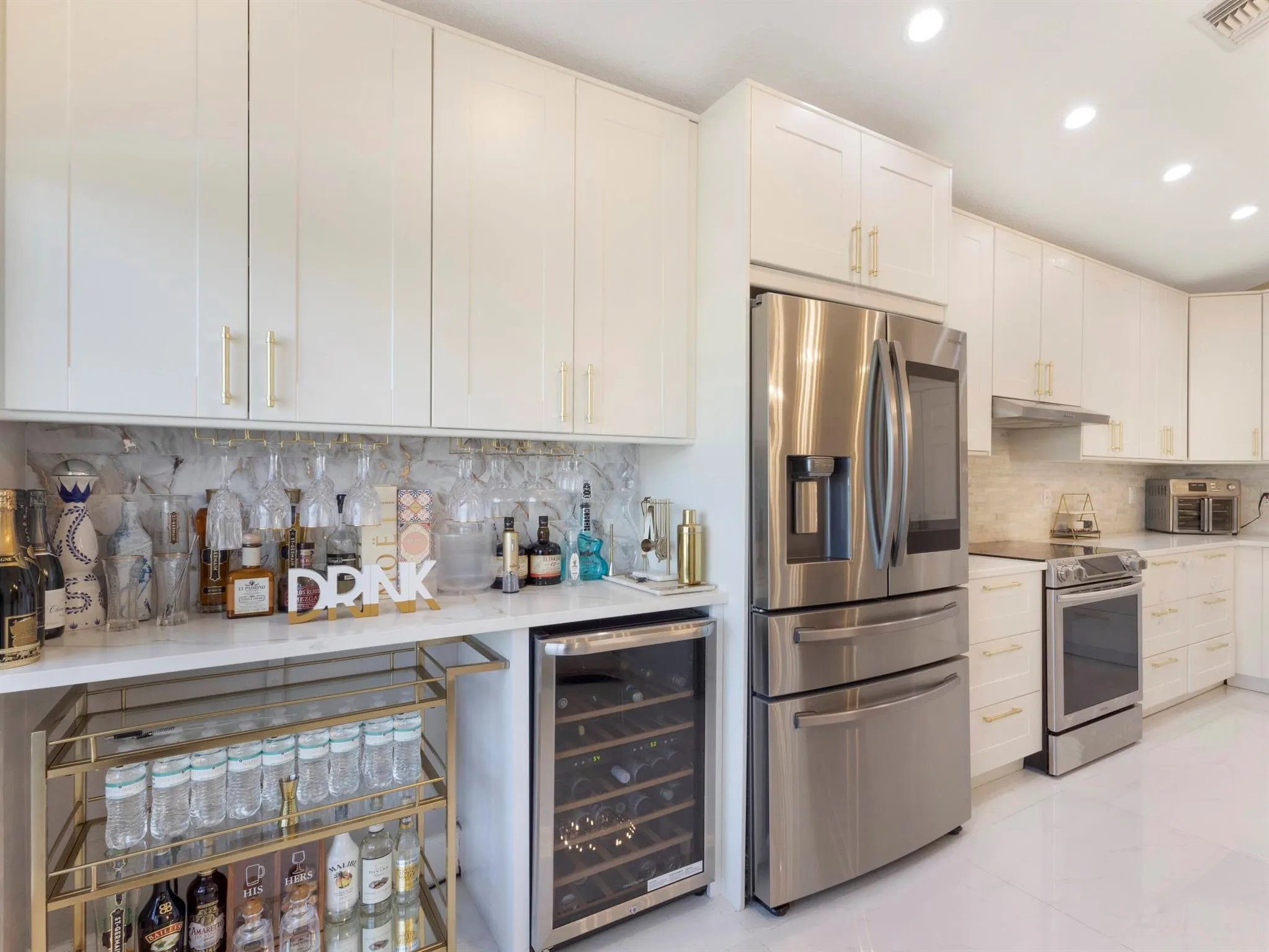 6821 Hendry Drive