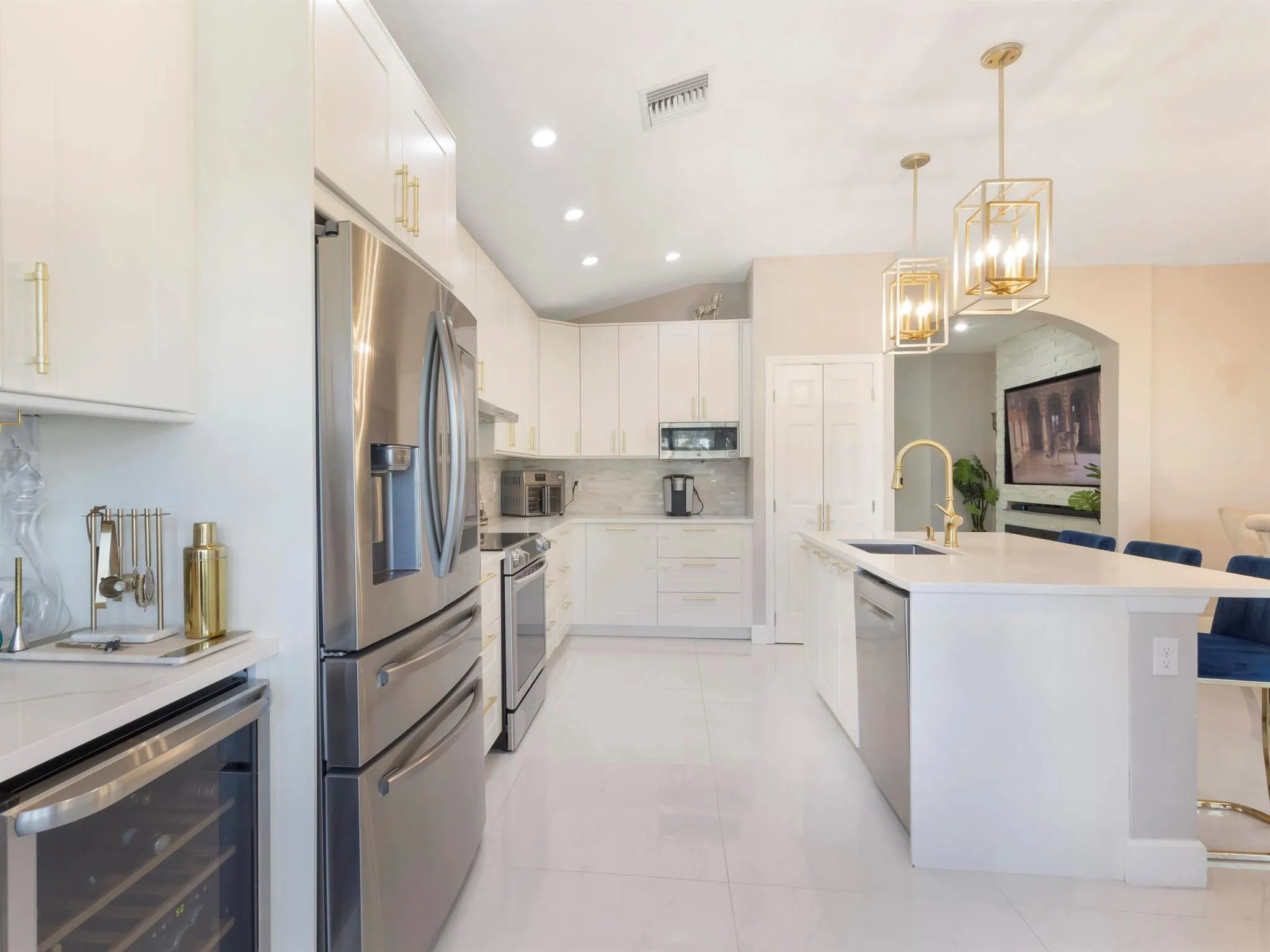 6821 Hendry Drive