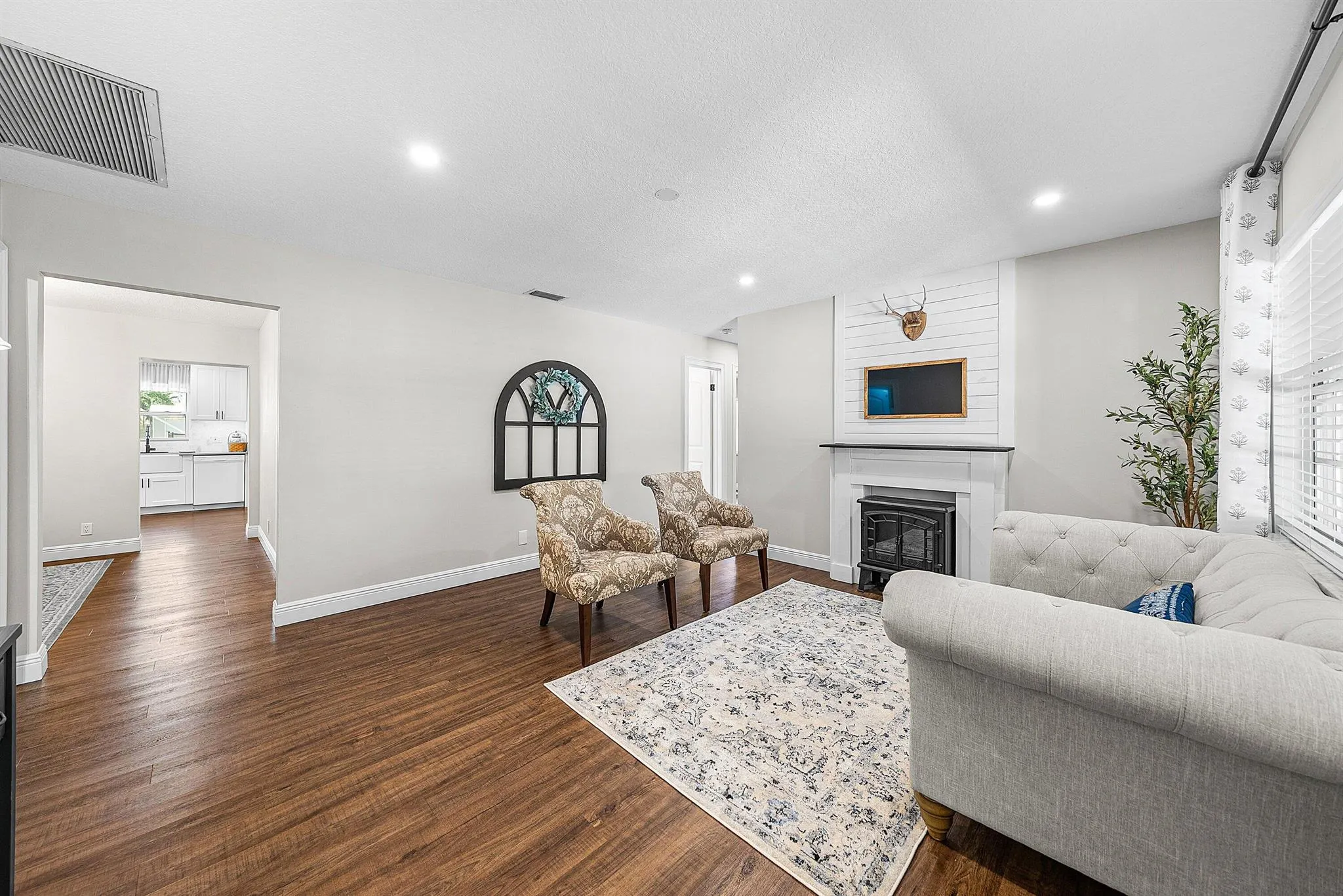 5587 3rd Road