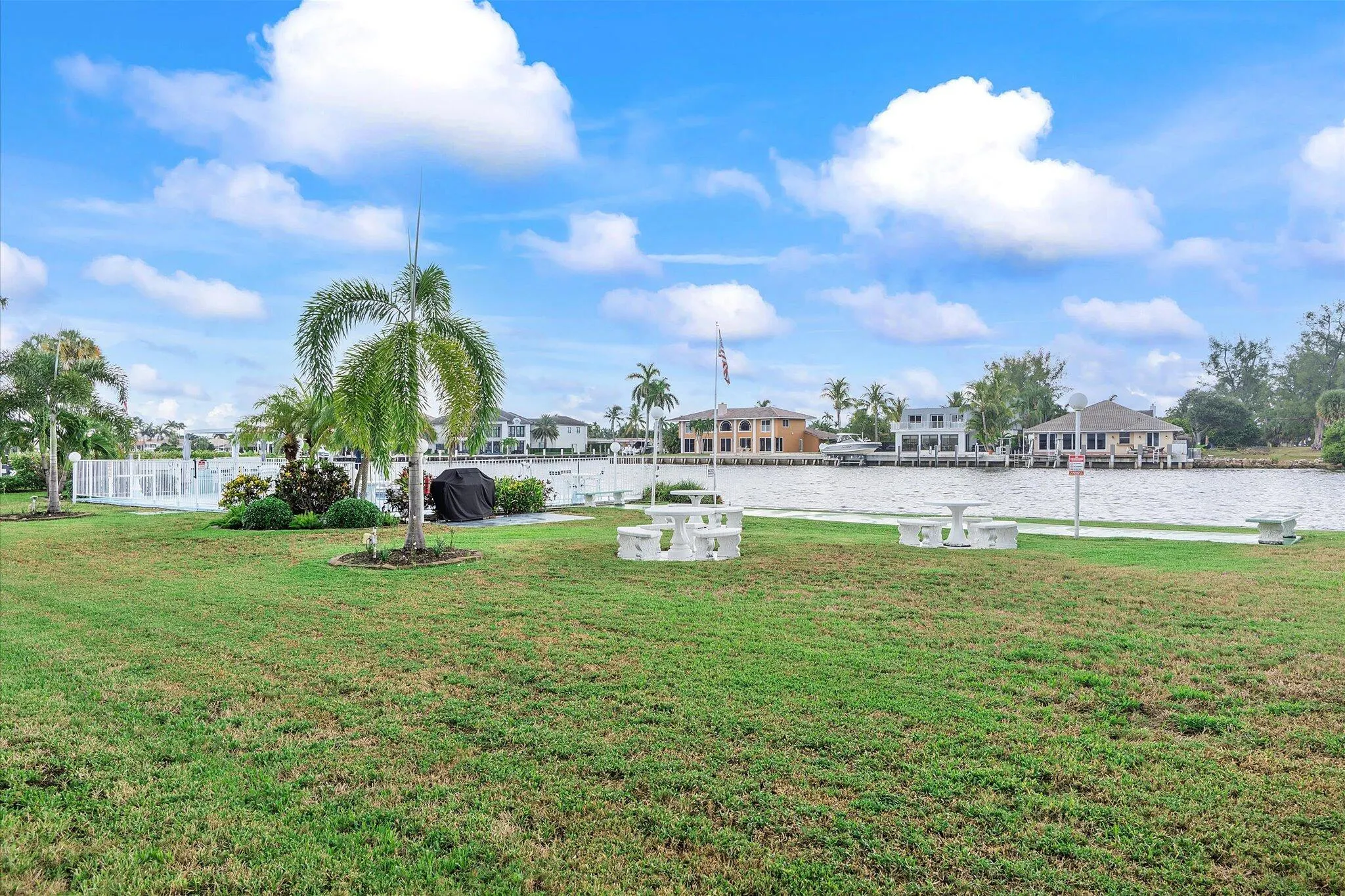 1001 N Riverside Drive, #104