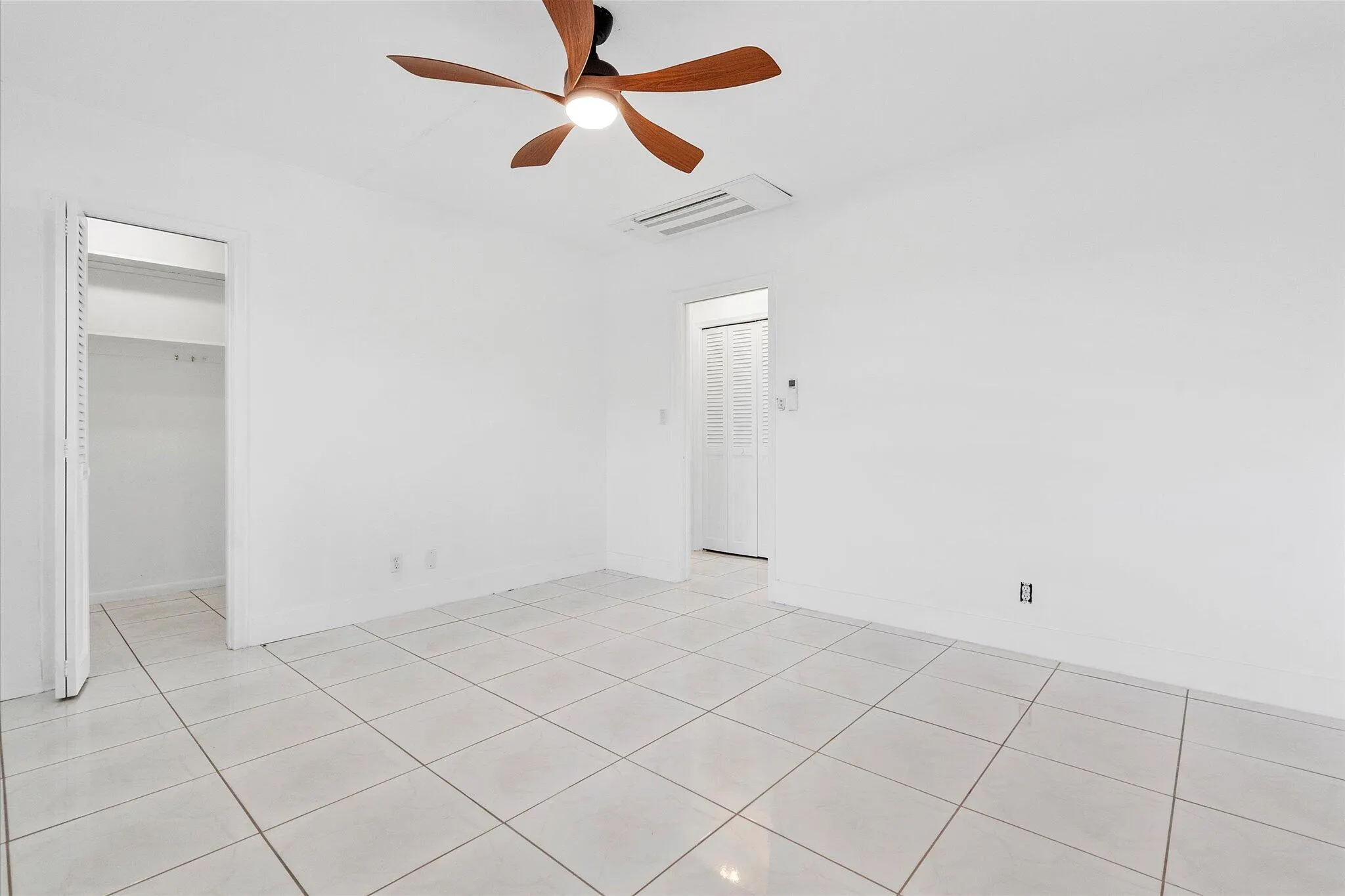 1001 N Riverside Drive, #104