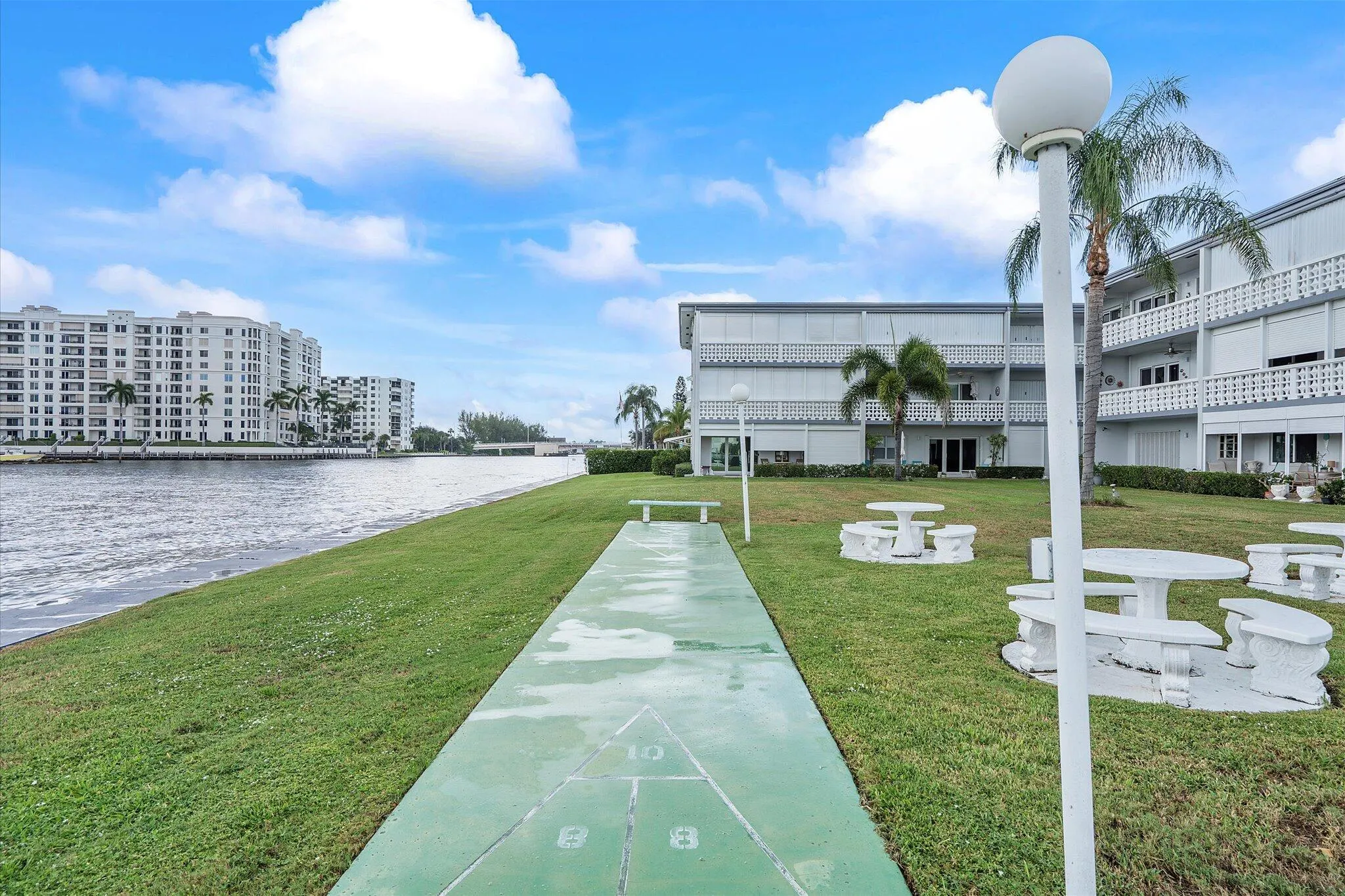 1001 N Riverside Drive, #104