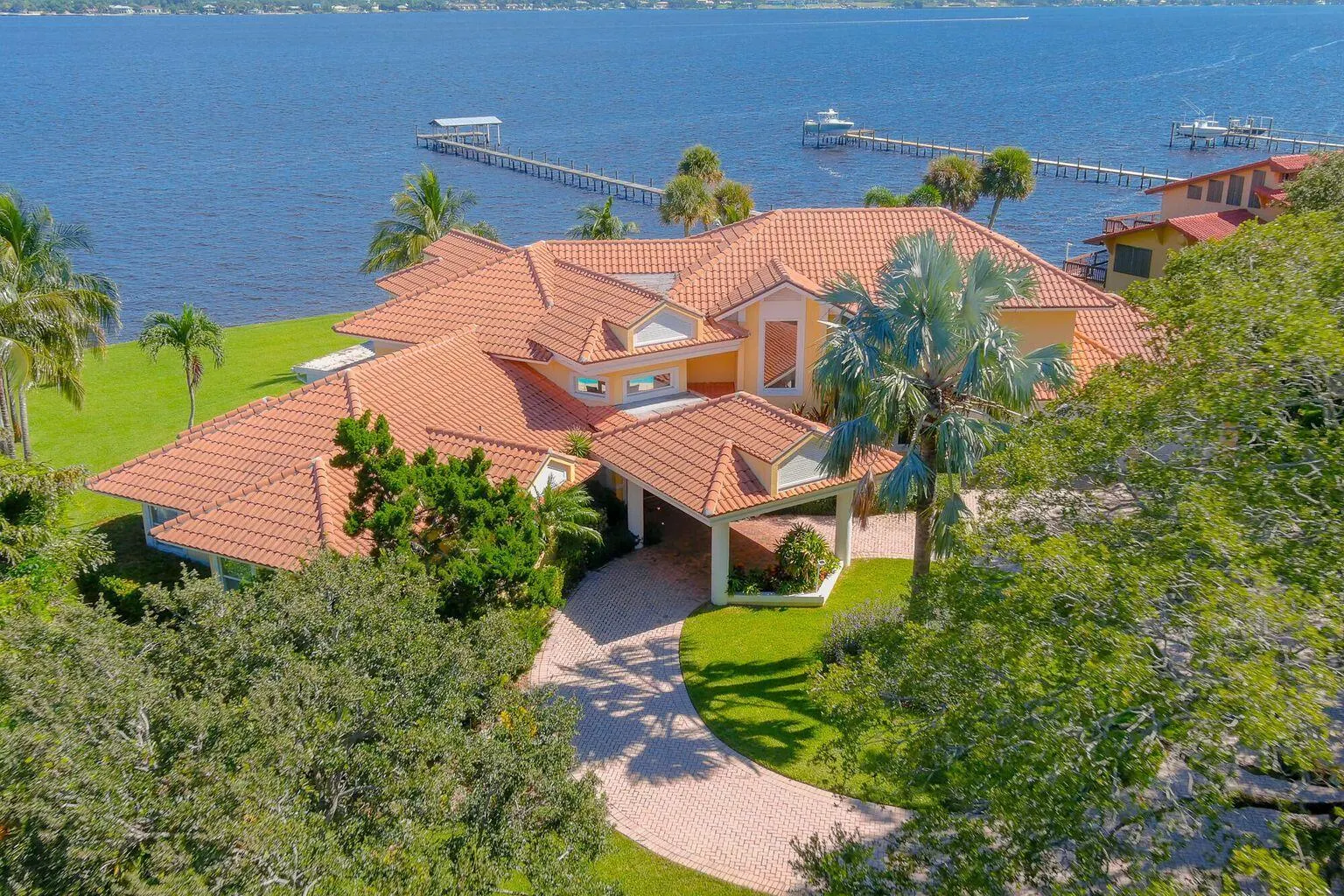 901 SE Riverside Drive