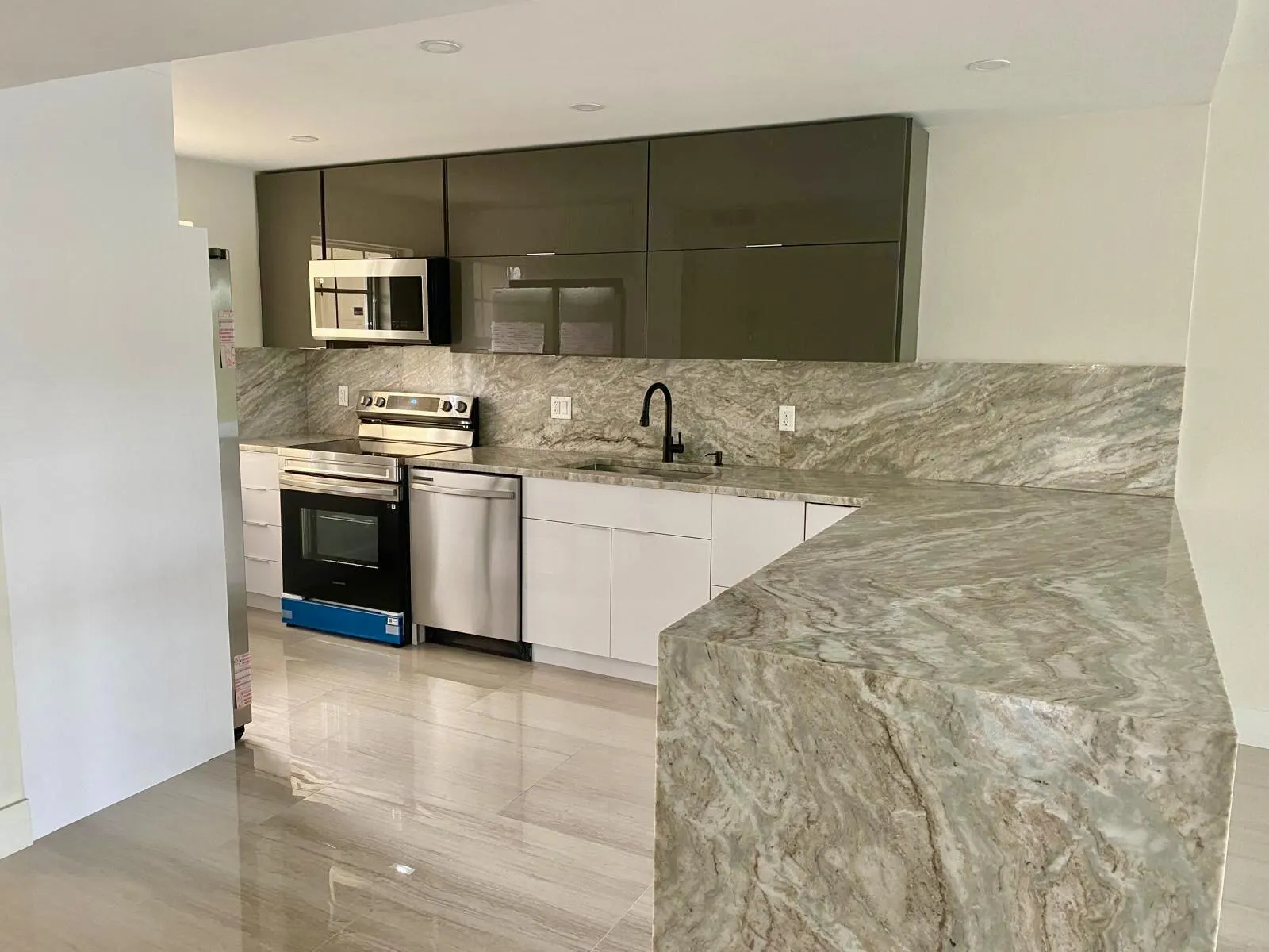 3960 Oaks Clubhouse Drive, #401