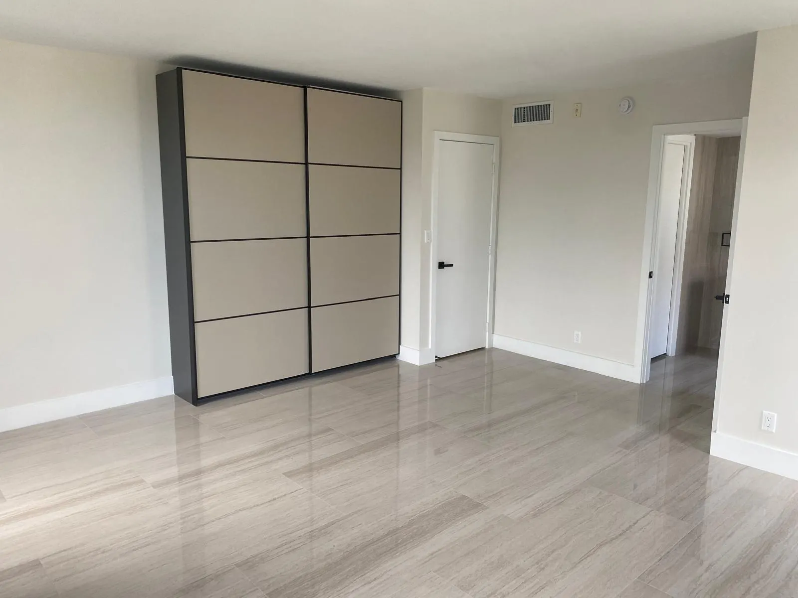 3960 Oaks Clubhouse Drive, #401