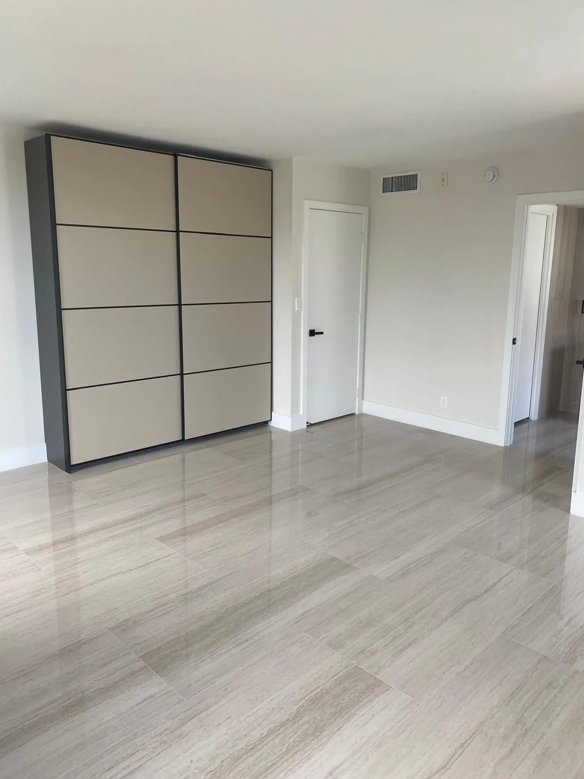 3960 Oaks Clubhouse Drive, #401