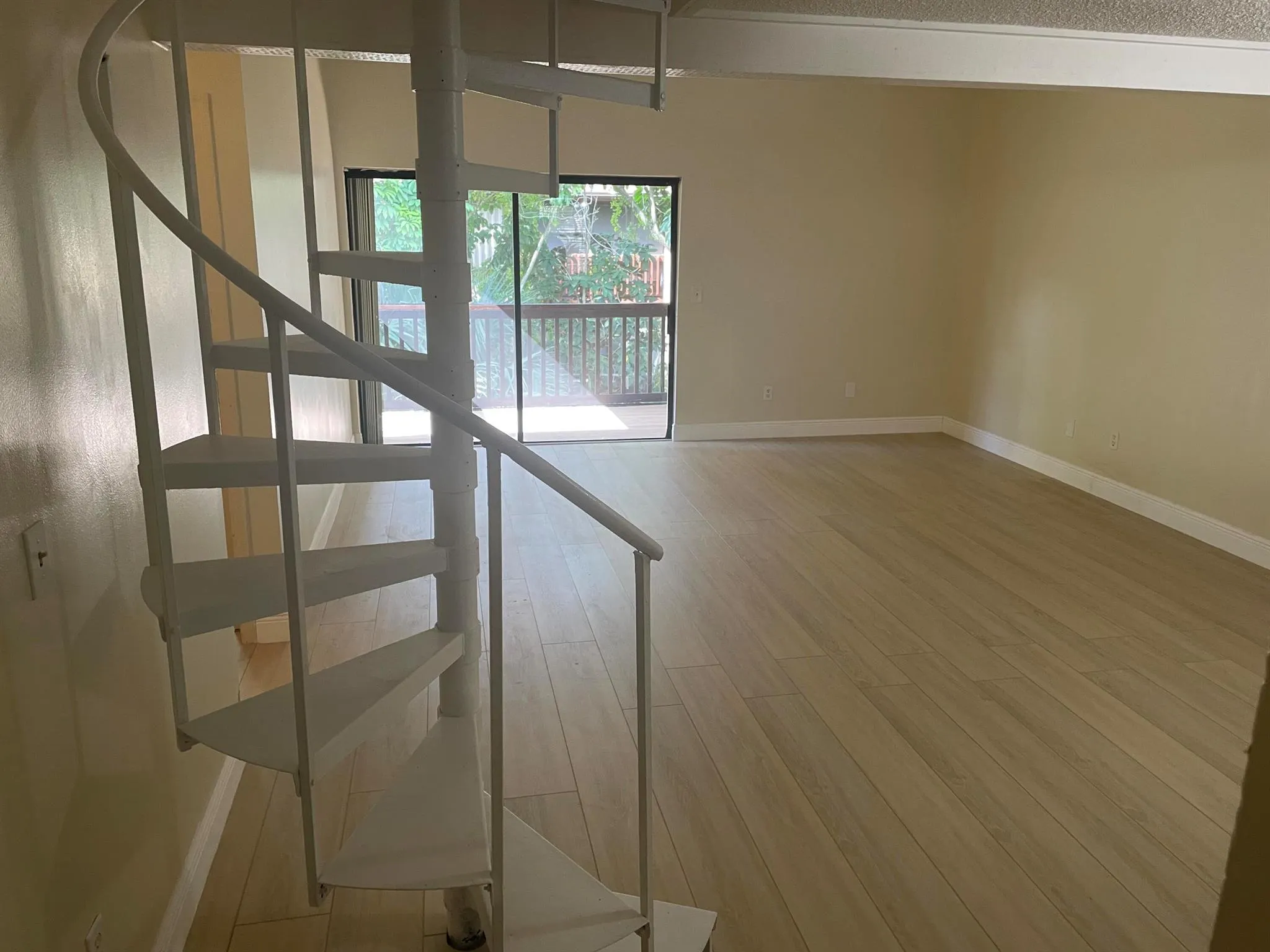 2204 2204 Lake View Drive Drive W