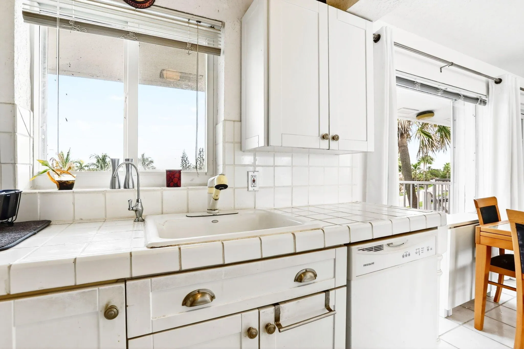 1043 Hillsboro Mile, #22c