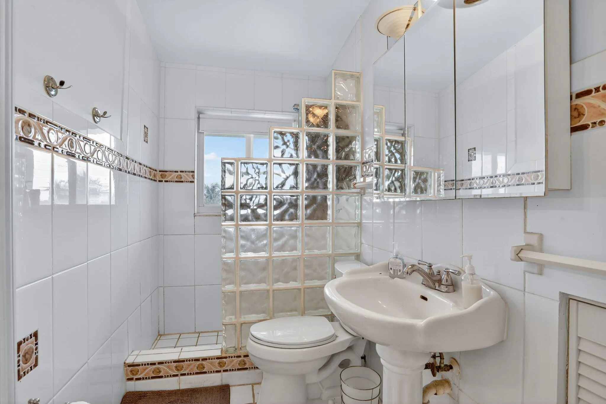 1043 Hillsboro Mile, #22c