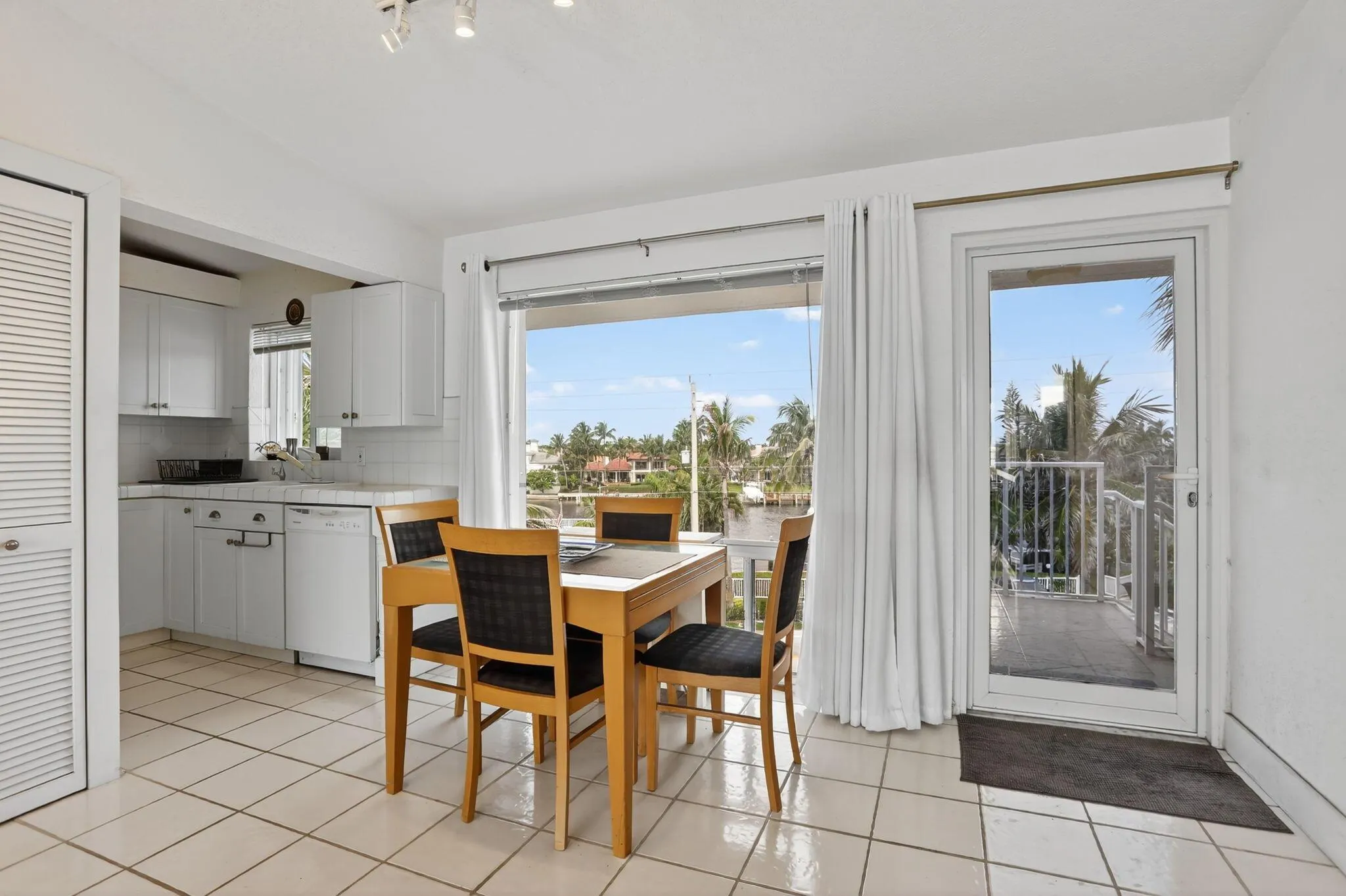 1043 Hillsboro Mile, #22c