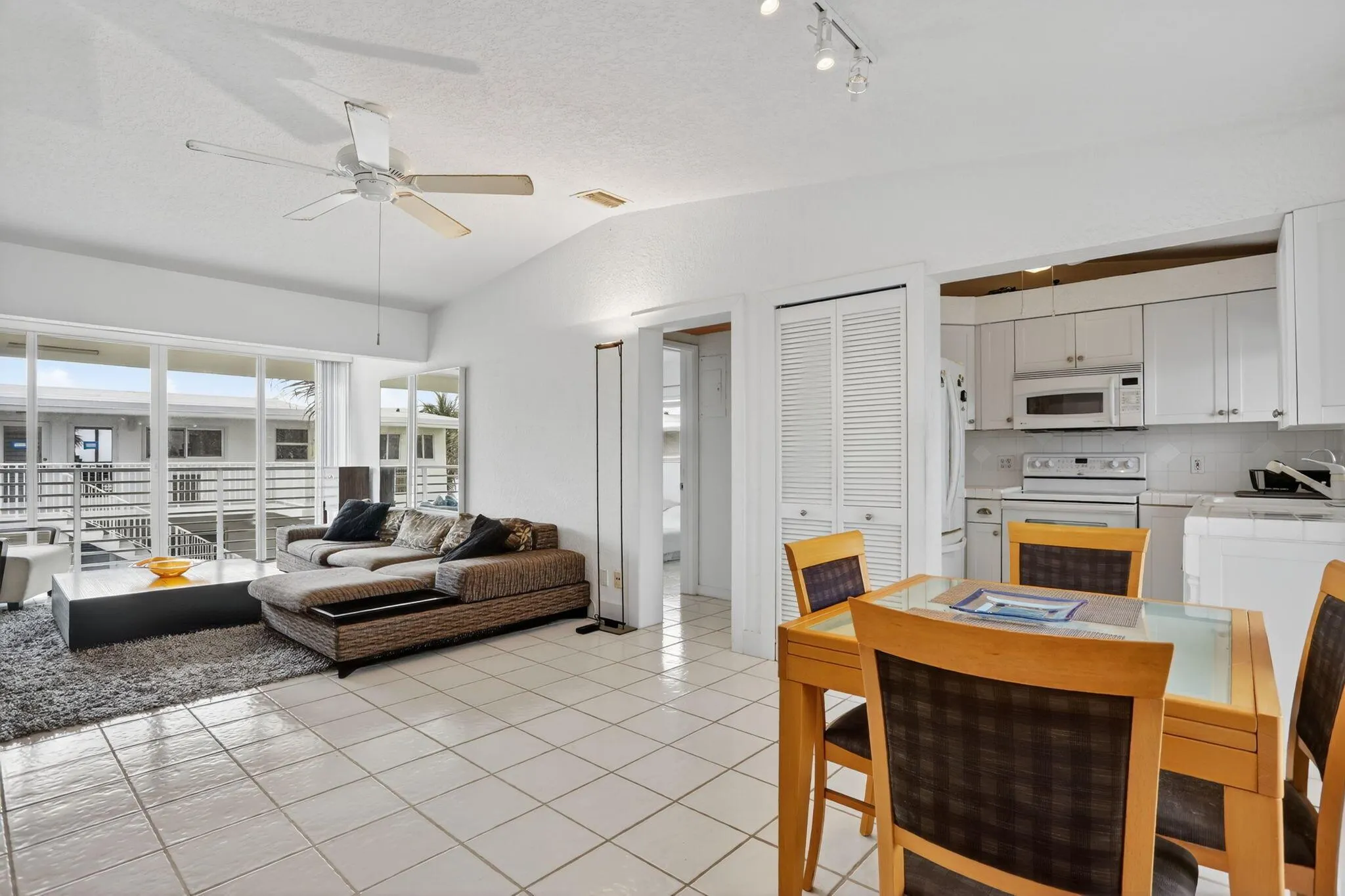1043 Hillsboro Mile, #22c