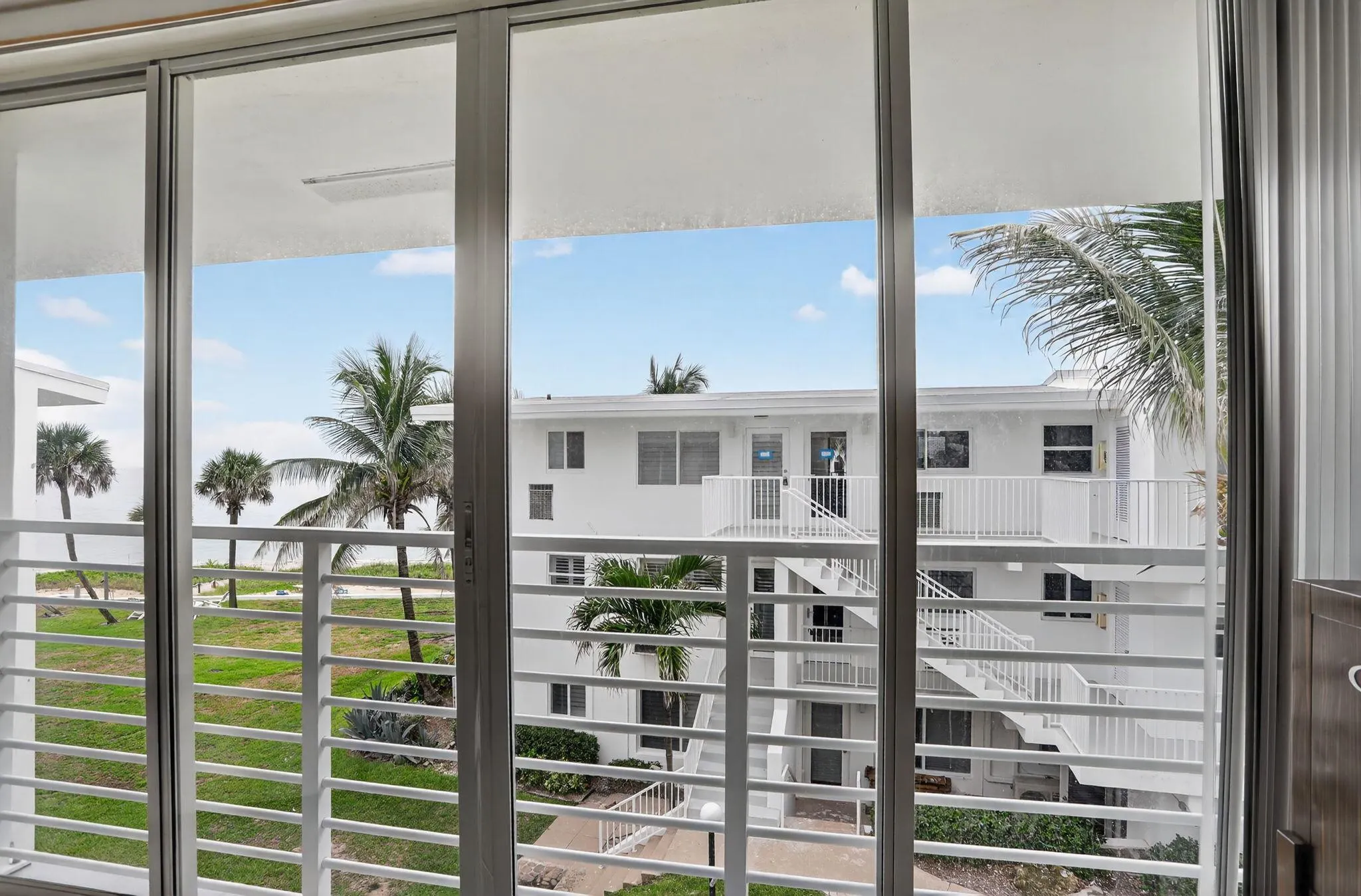 1043 Hillsboro Mile, #22c