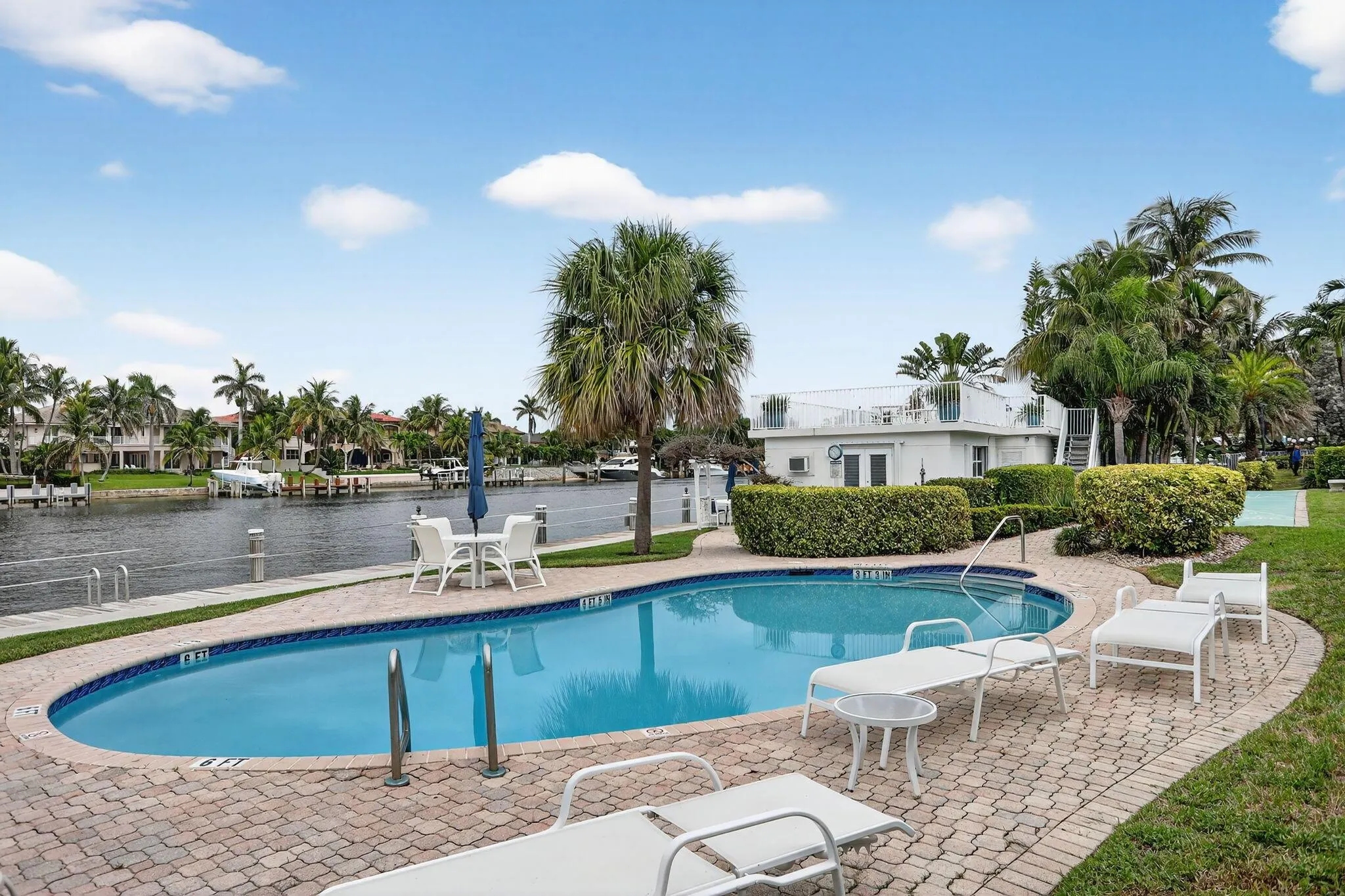 1043 Hillsboro Mile, #22c