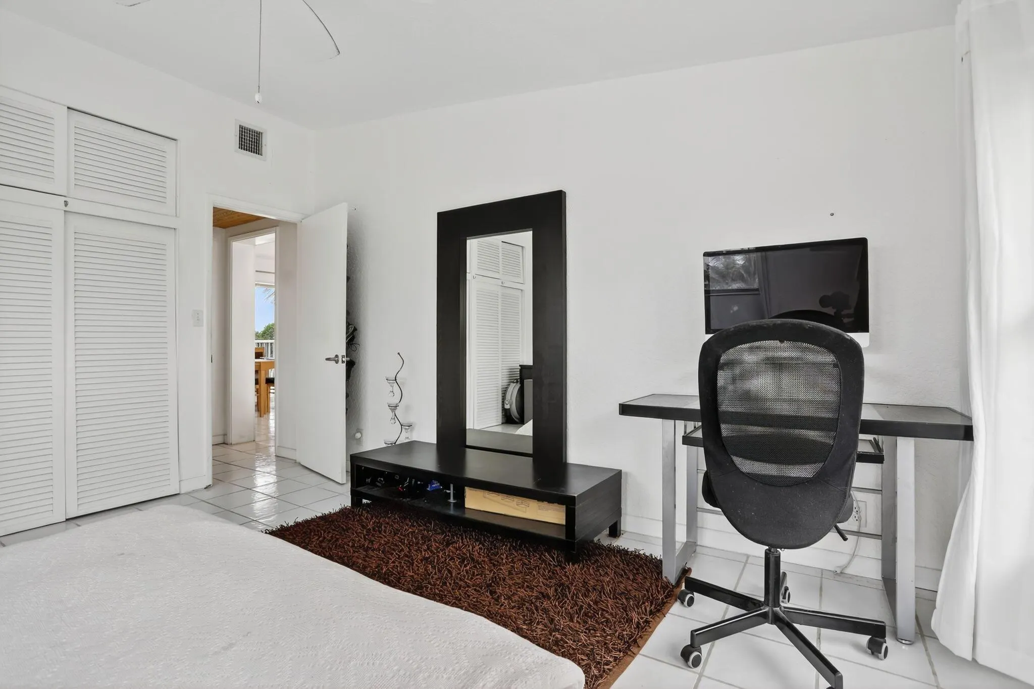 1043 Hillsboro Mile, #22c