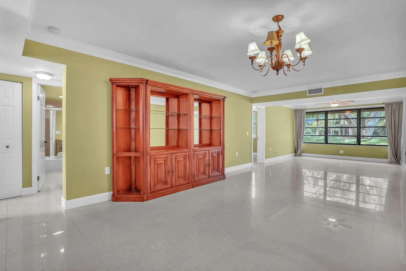 6073 Balboa Circle, #105