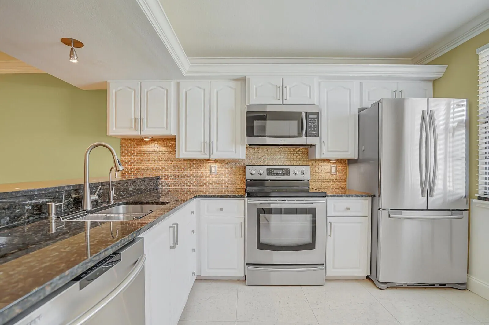 6073 Balboa Circle, #105