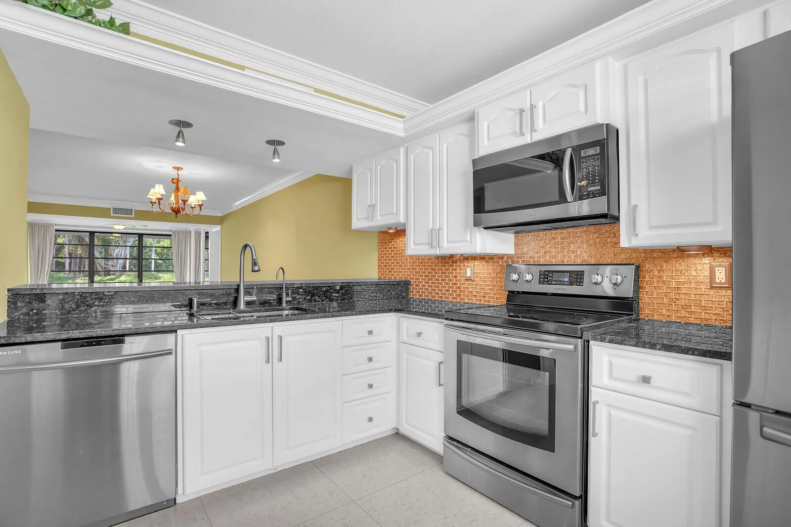 6073 Balboa Circle, #105