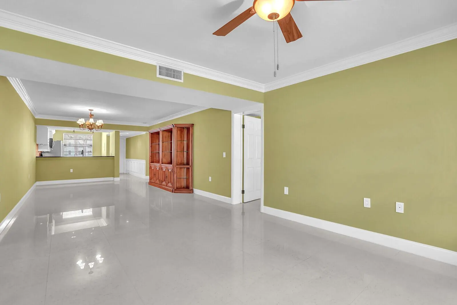 6073 Balboa Circle, #105