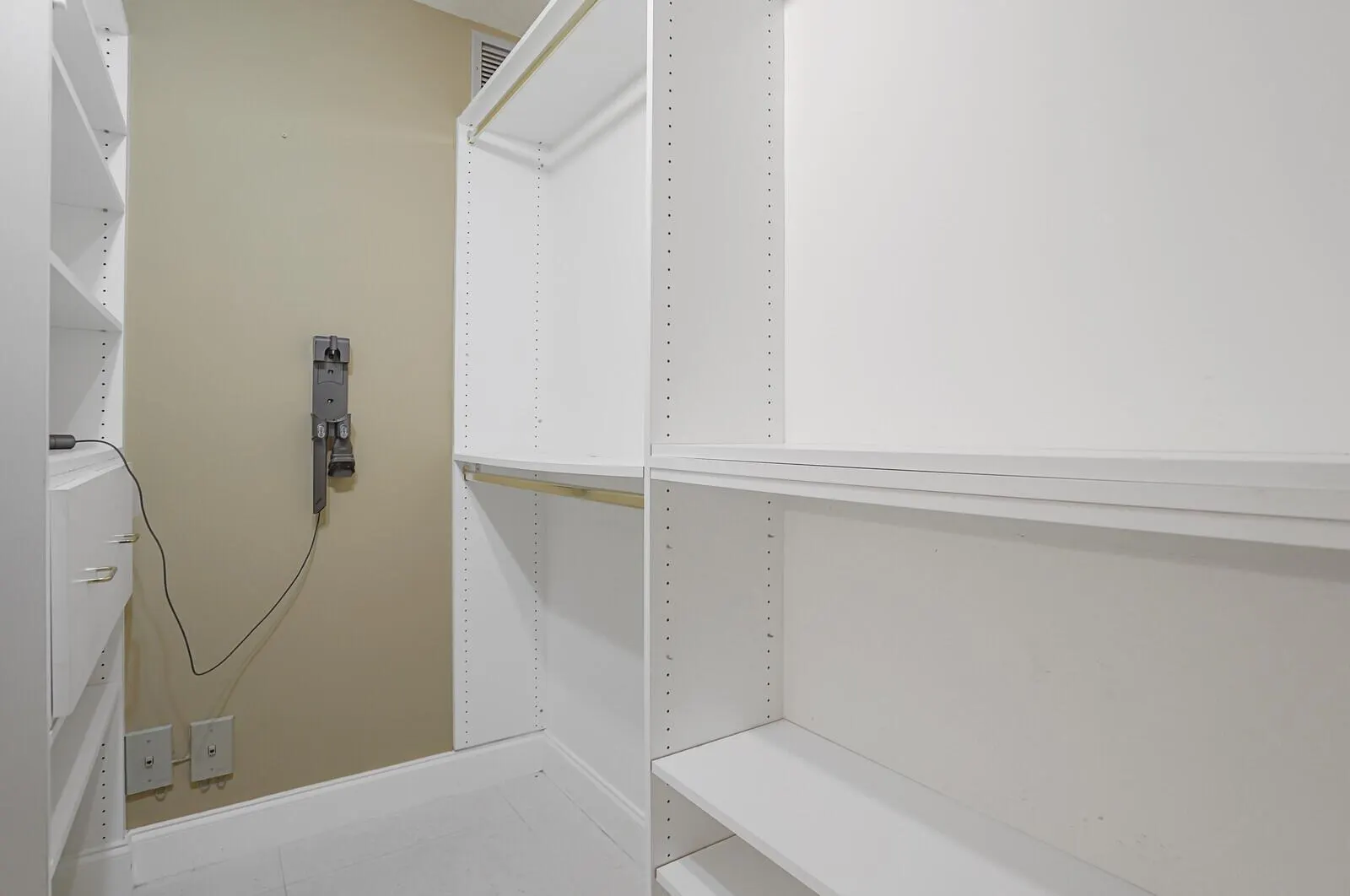 6073 Balboa Circle, #105
