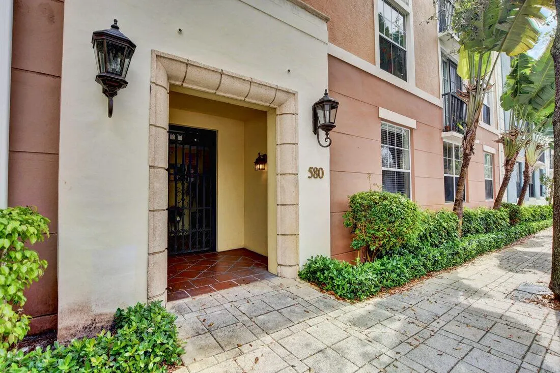 580 S Sapodilla Avenue, #105