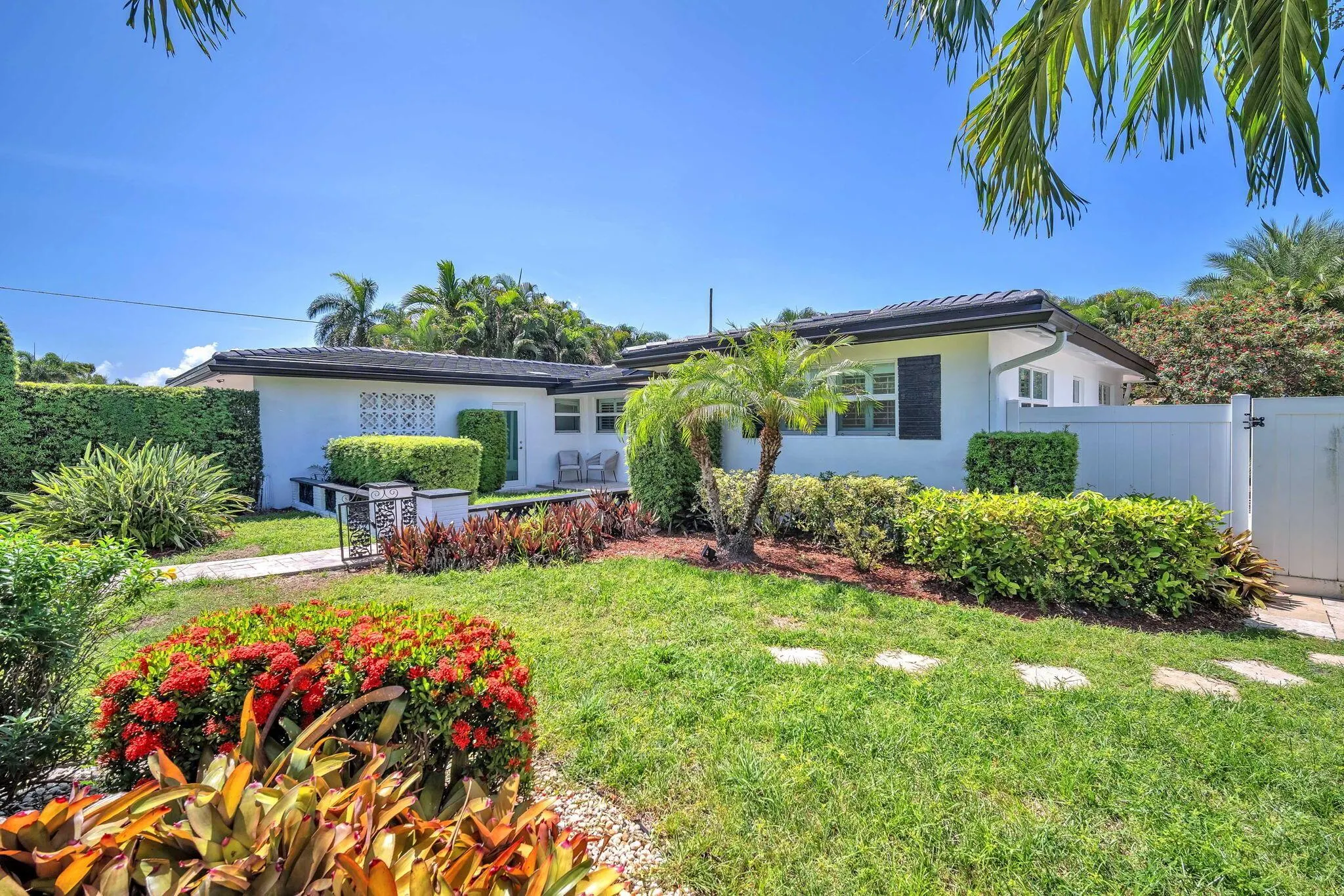 850 W Camino Real