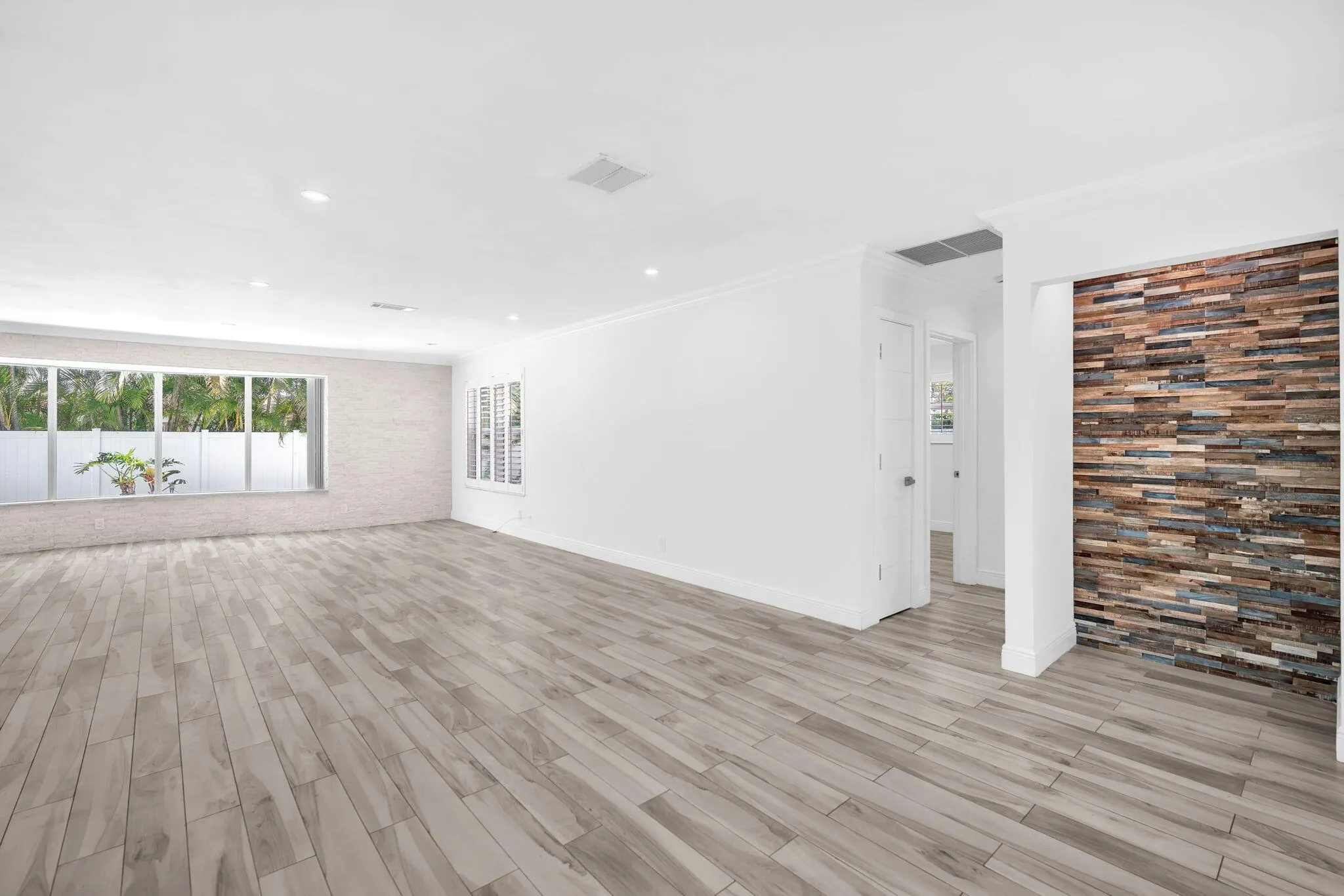 850 W Camino Real