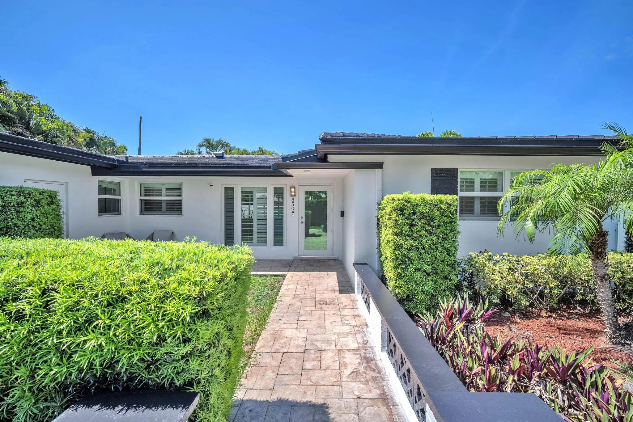 850 W Camino Real