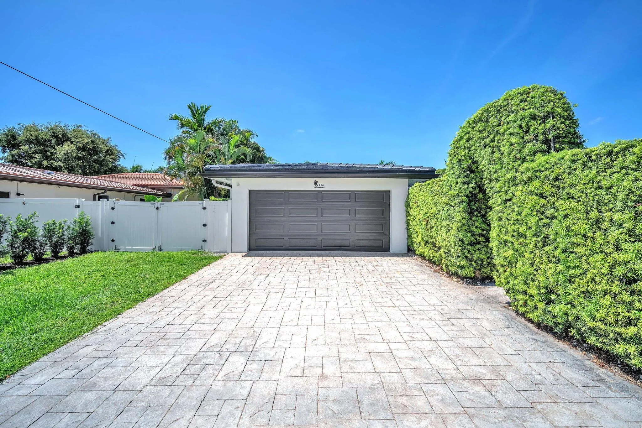 850 W Camino Real