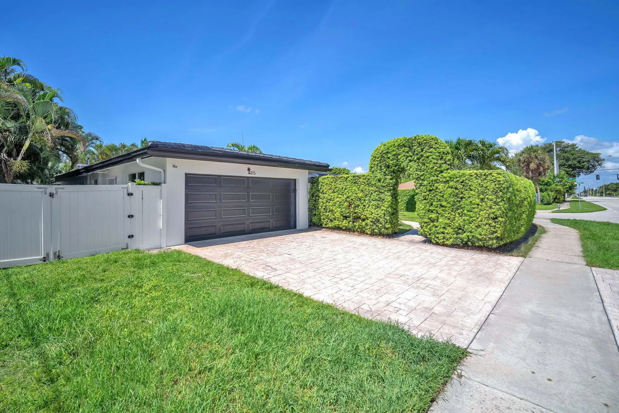 850 W Camino Real