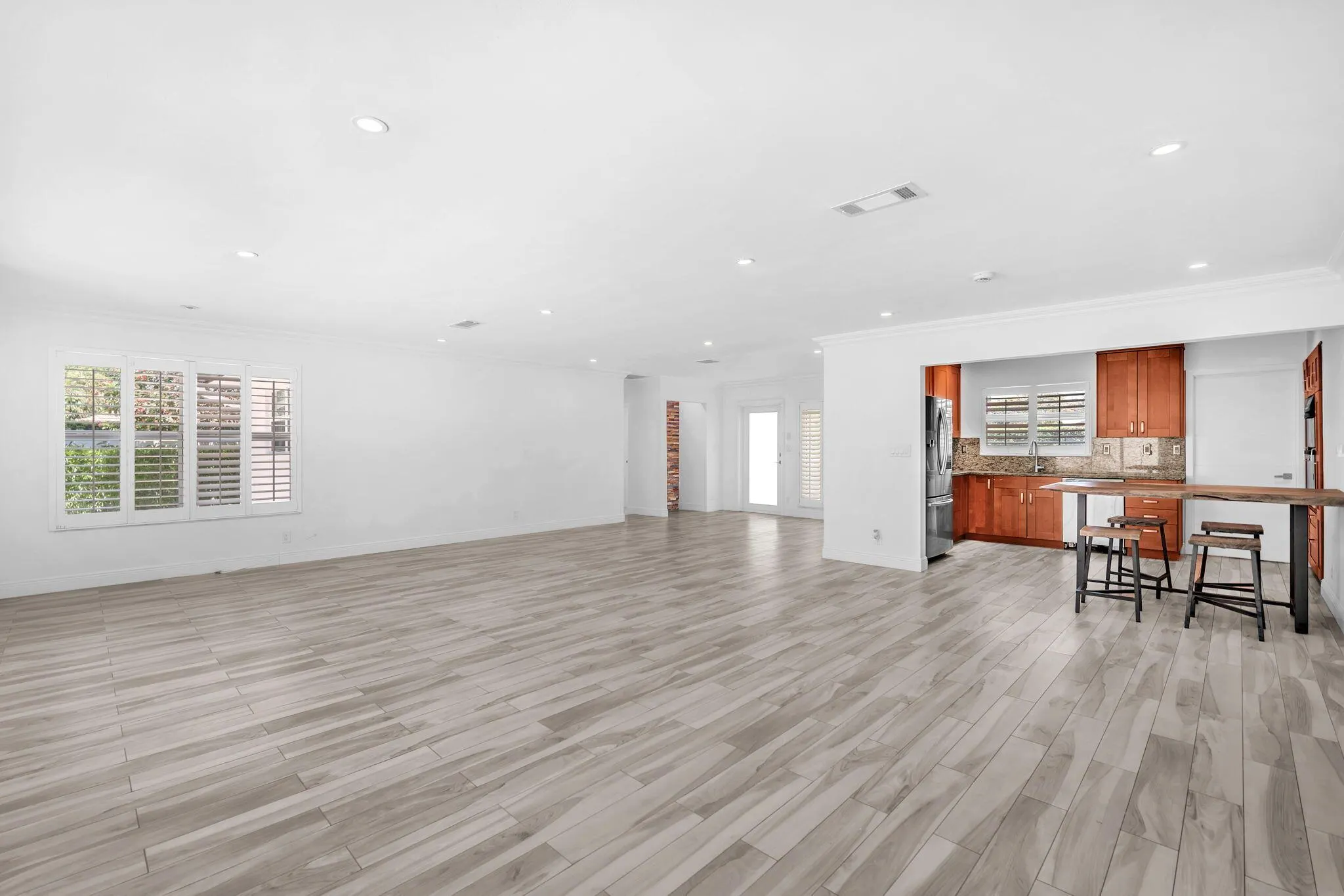 850 W Camino Real