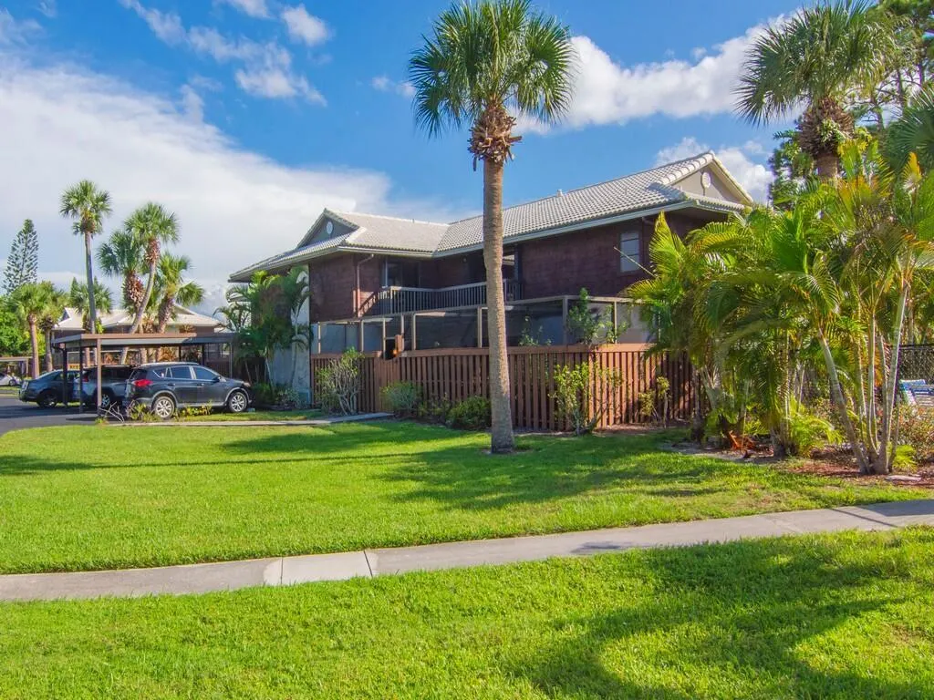 1803 SE Sir Lancelot Drive
