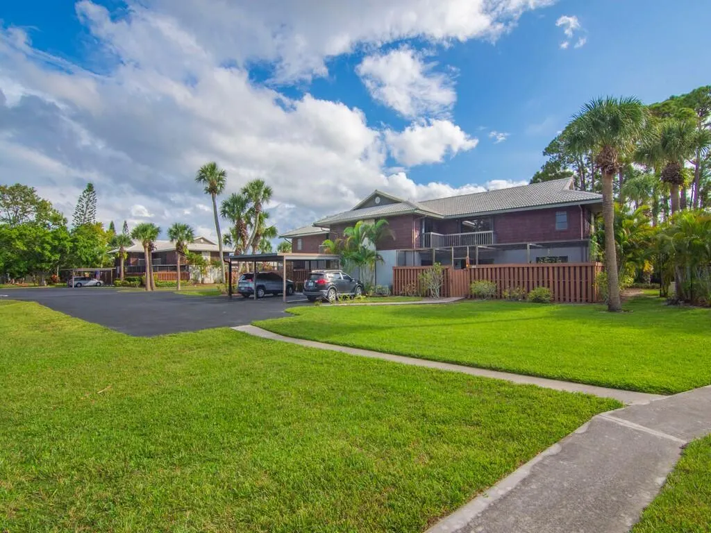 1803 SE Sir Lancelot Drive