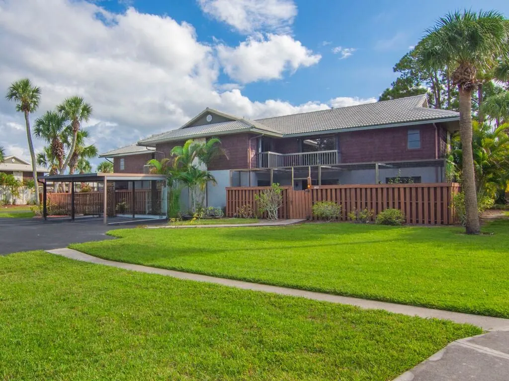 1803 SE Sir Lancelot Drive