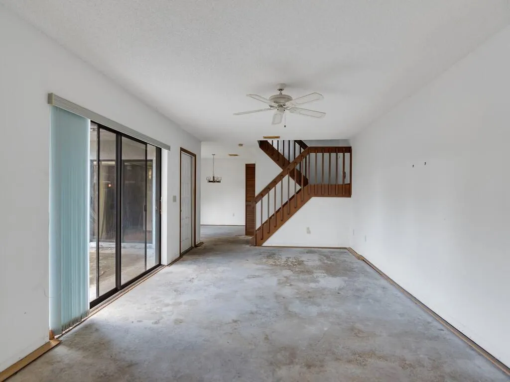 1803 SE Sir Lancelot Drive