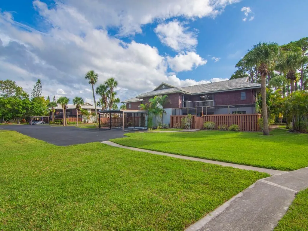 1803 SE Sir Lancelot Drive