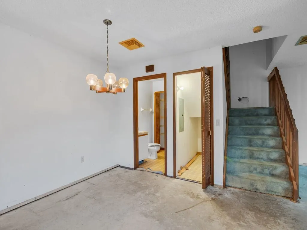 1803 SE Sir Lancelot Drive