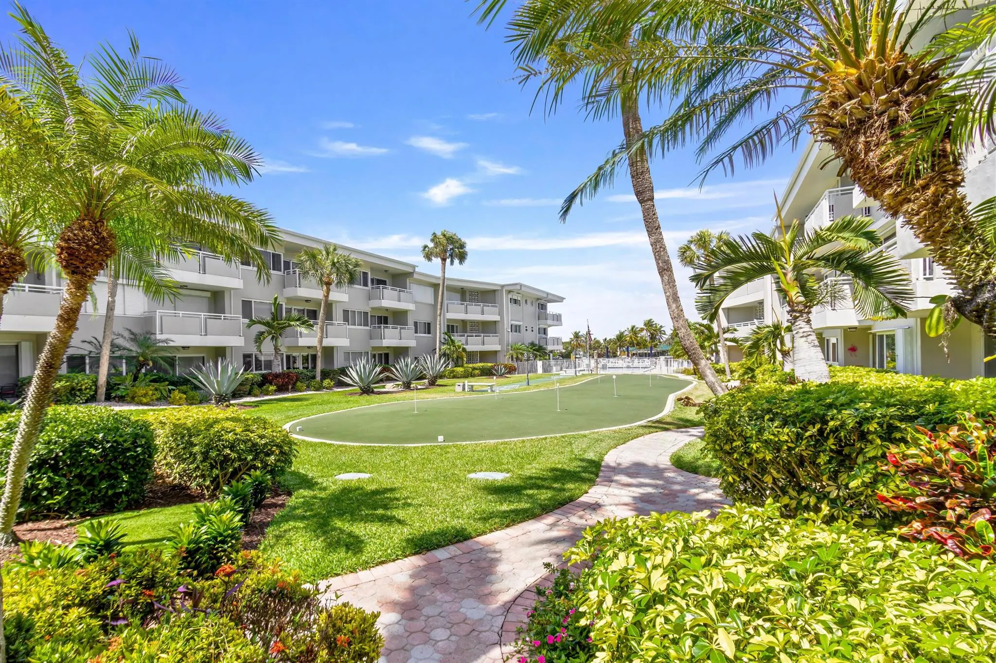 1198 Hillsboro Mile, #128